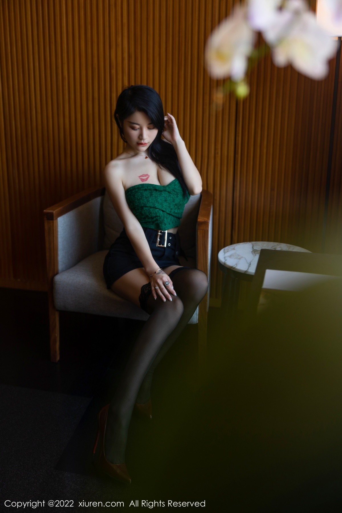 xgyw.top_XiuRen第5455期_模特美七Mia西双版纳旅拍露肩短装配黑短裙秀惹火身材诱惑写真75P