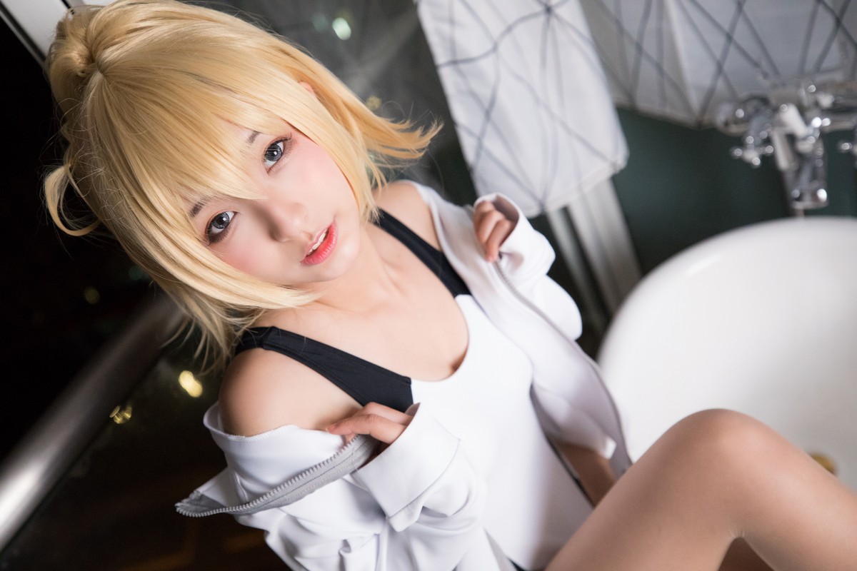 xgyw.top_萝莉美女神楽坂真冬贞德泳装主题私房浴室性感白色连体泳衣秀完美身材诱惑写真150P