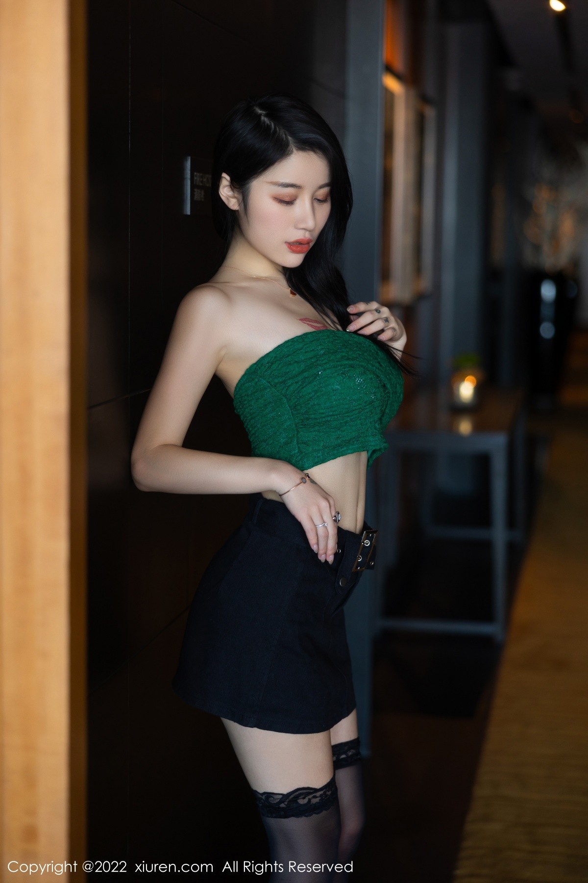 xgyw.top_XiuRen第5455期_模特美七Mia西双版纳旅拍露肩短装配黑短裙秀惹火身材诱惑写真75P