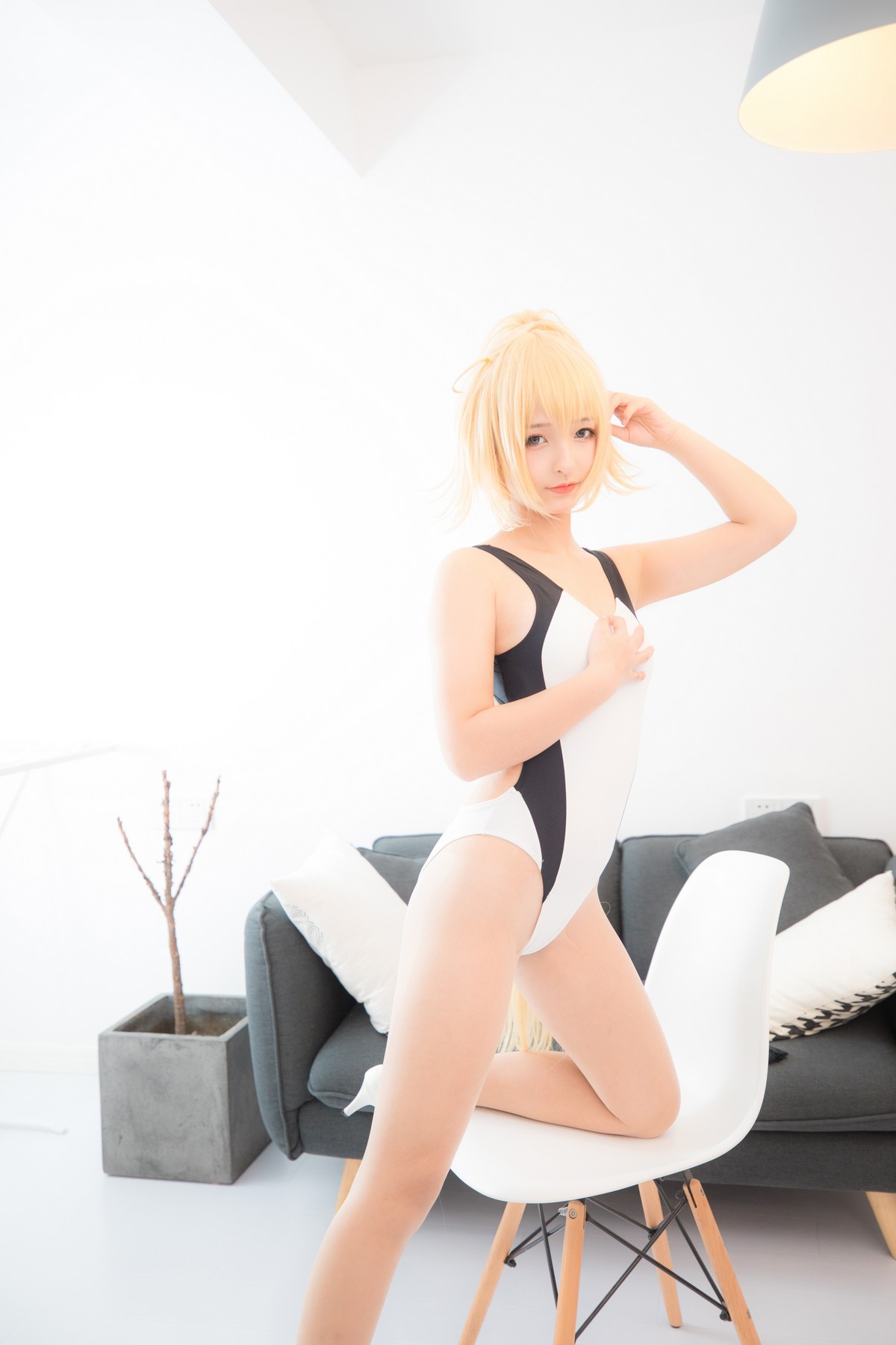 xgyw.top_萝莉美女神楽坂真冬贞德泳装主题私房浴室性感白色连体泳衣秀完美身材诱惑写真150P
