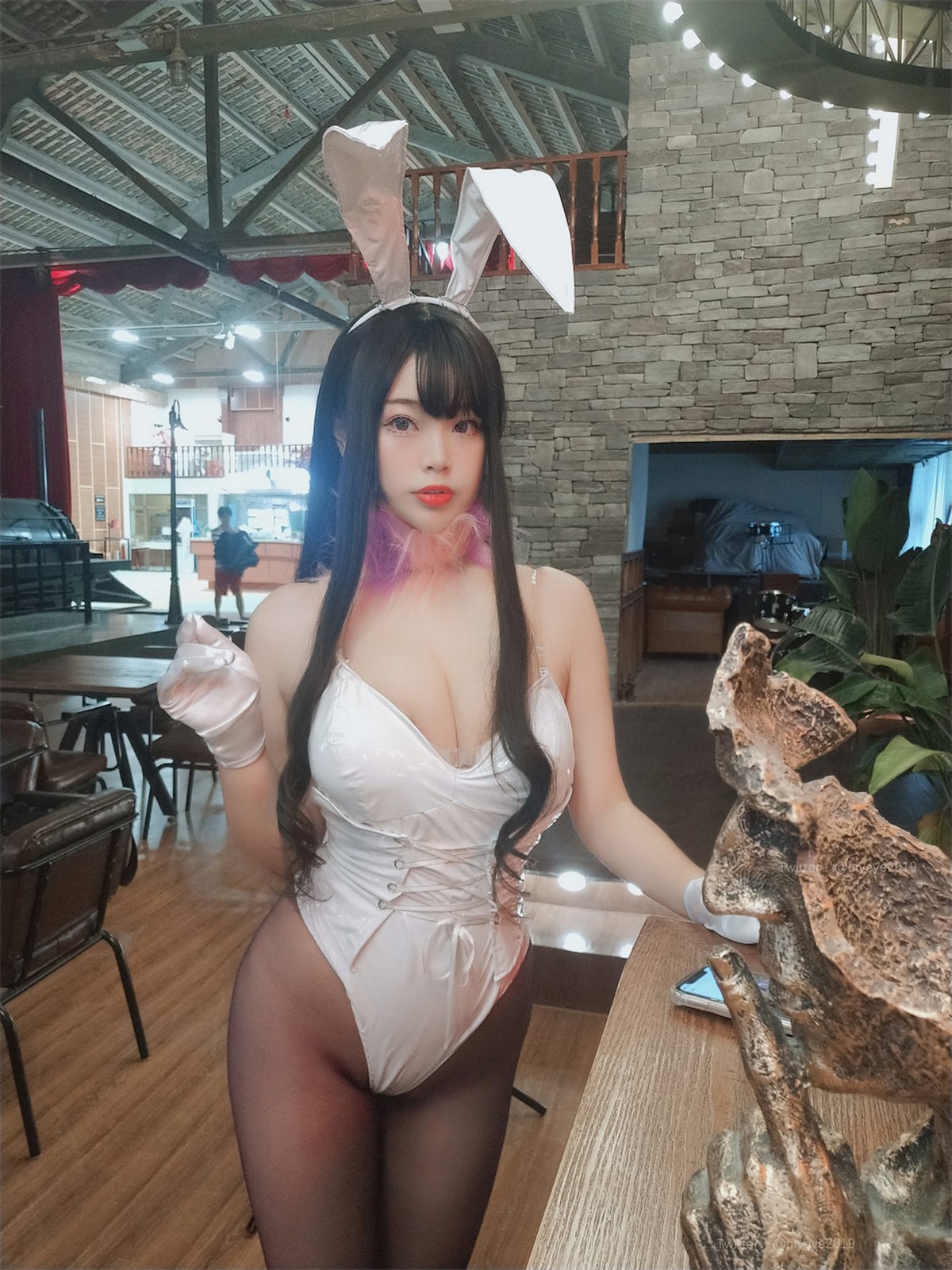 xgyw.top_萌系小姐姐白烨恶魔姐姐兔女郎主题白色高叉连体衣配超薄黑丝秀美腿诱惑写真72P