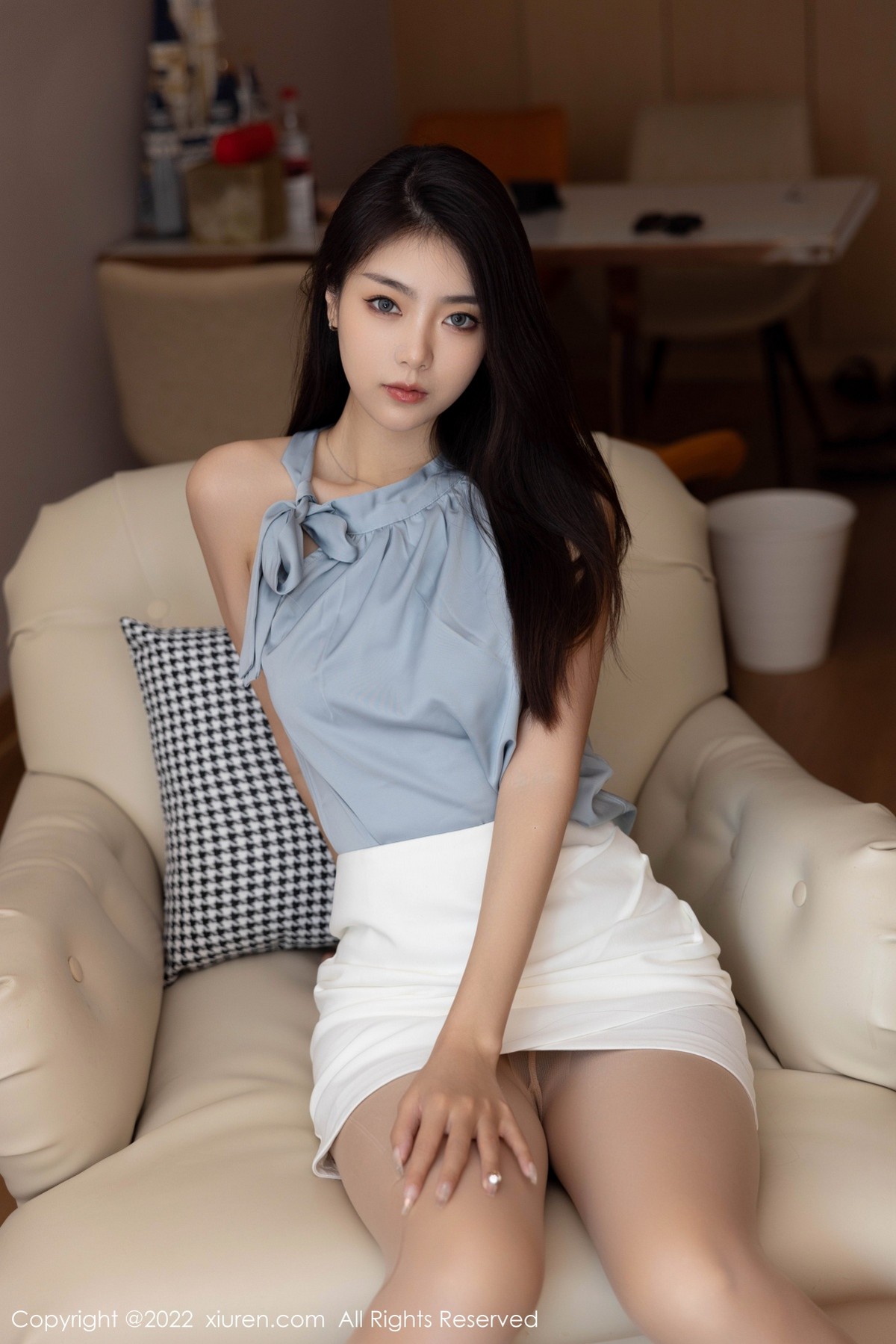 xgyw.top_XiuRen第5459期_模特可乐Vicky淡蓝色上衣配性感白色短裙秀苗条身材诱惑写真56P
