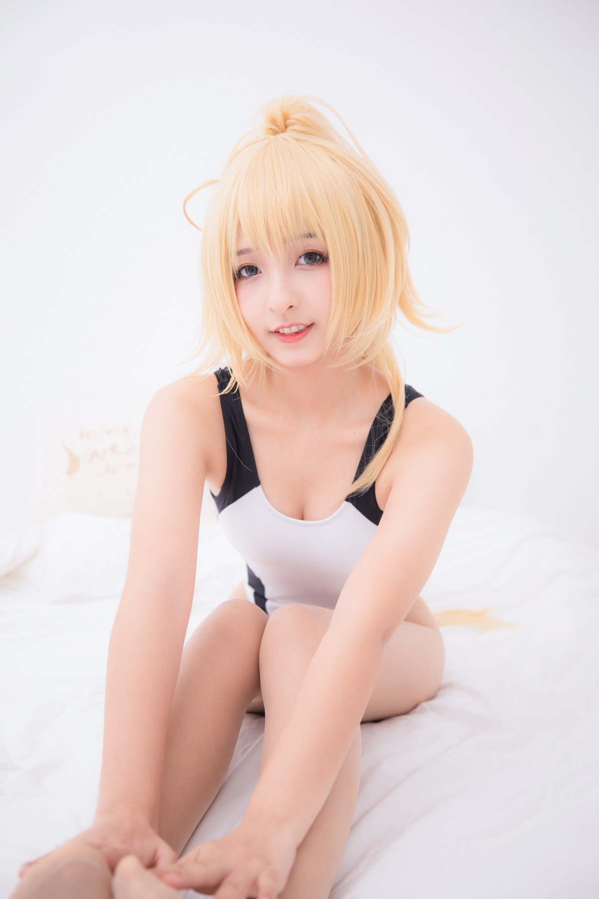 xgyw.top_萝莉美女神楽坂真冬贞德泳装主题私房浴室性感白色连体泳衣秀完美身材诱惑写真150P