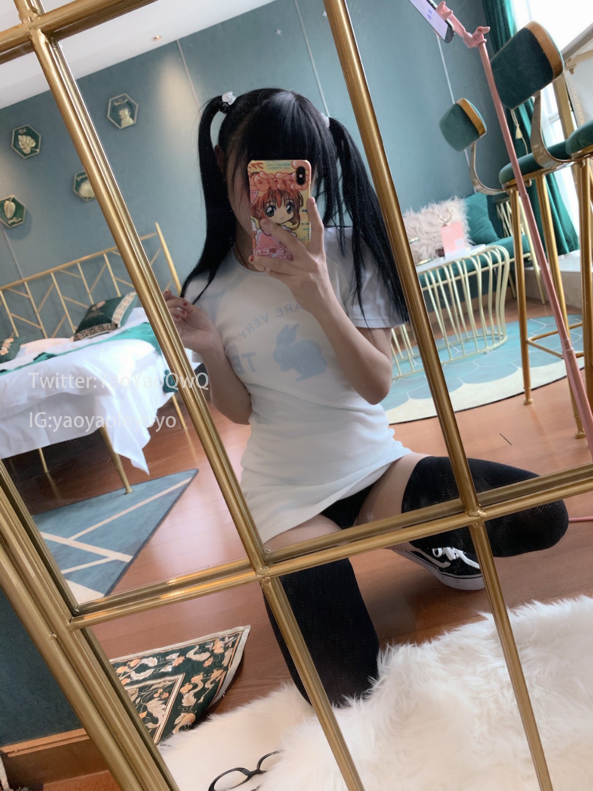 xgyw.top_网络美女软妹摇摇乐训练师主题私房性感白T配黑丝袜半撩露豪乳遮点诱惑写真47P