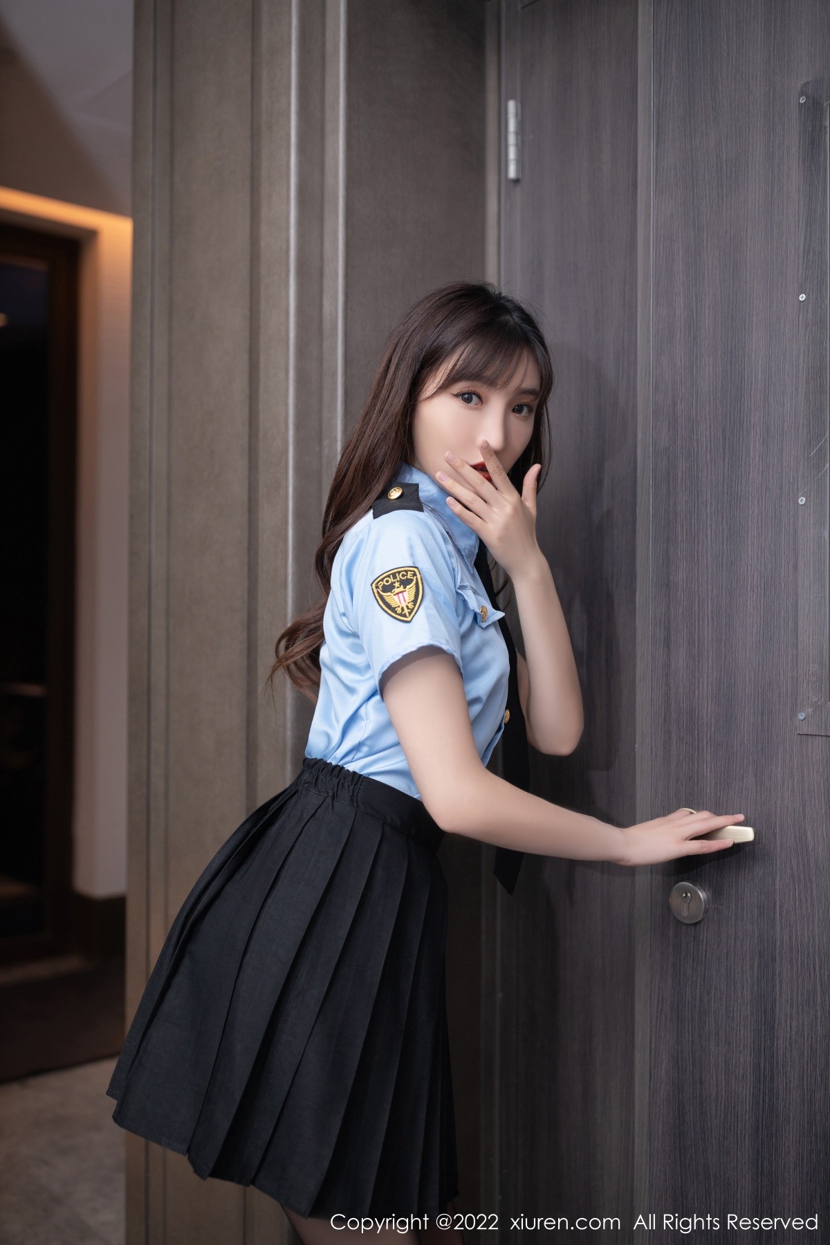 xgyw.top_XiuRen第5461期_模特陆萱萱性感女警官制服半脱露深蓝色蕾丝内衣完美诱惑写真84P