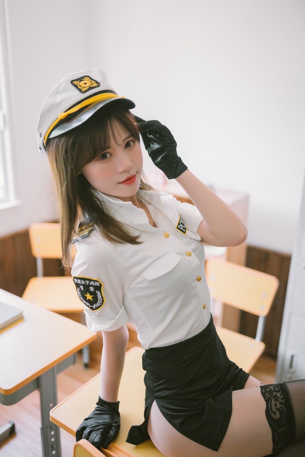 xgyw.top_Coser美女千反田鹿鹿日常女警主题私房性感制服配黑色蕾丝袜秀美腿诱惑写真33P