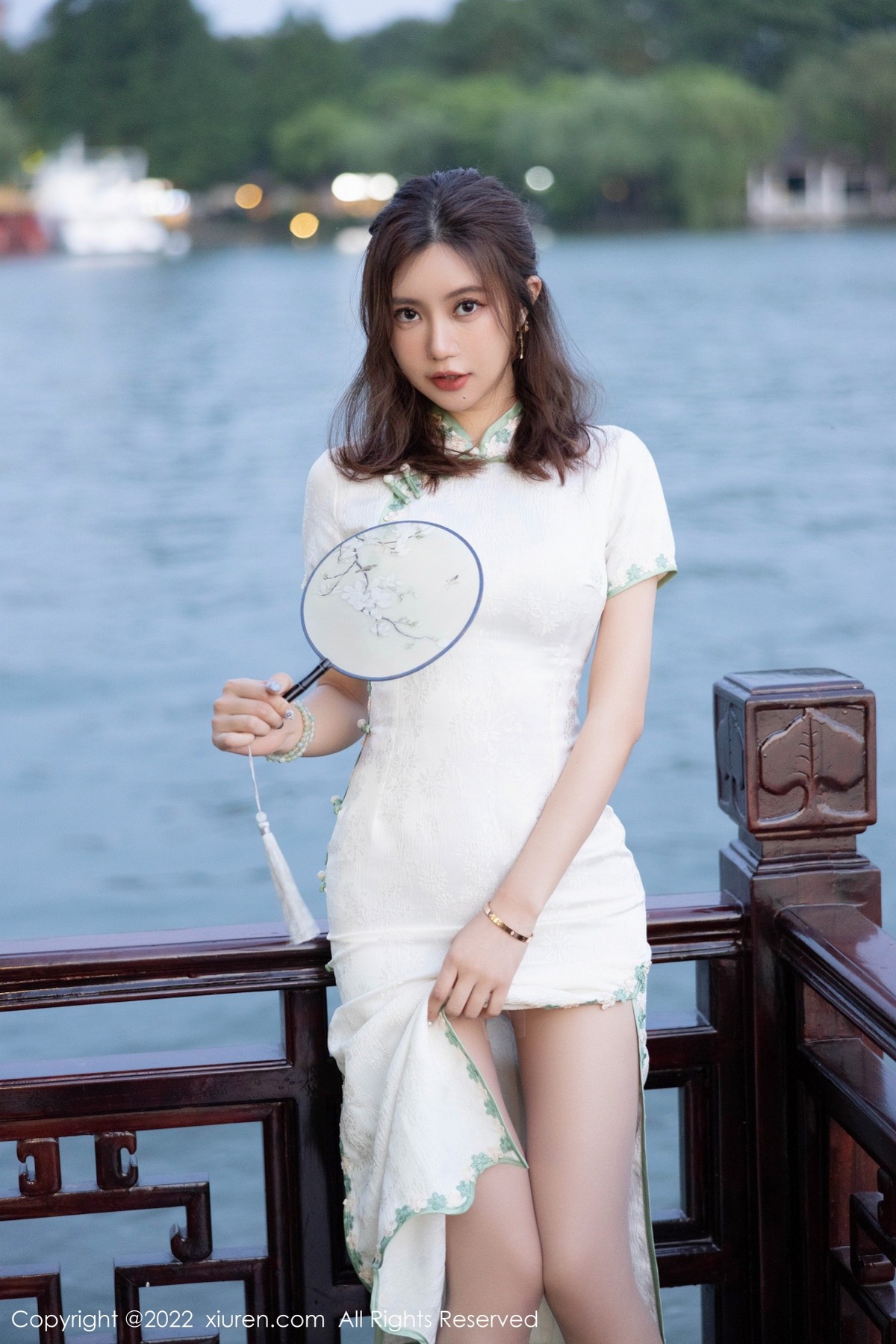 xgyw.top_XiuRen第5468期_女神绮里嘉海南心愿旅拍户外性感白色旗袍配原色丝袜诱惑写真92P