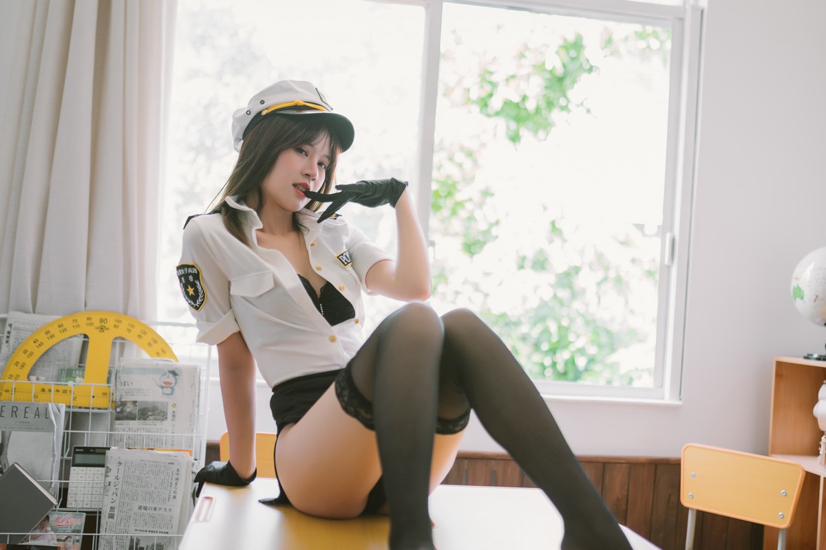 xgyw.top_Coser美女千反田鹿鹿日常女警主题私房性感制服配黑色蕾丝袜秀美腿诱惑写真33P