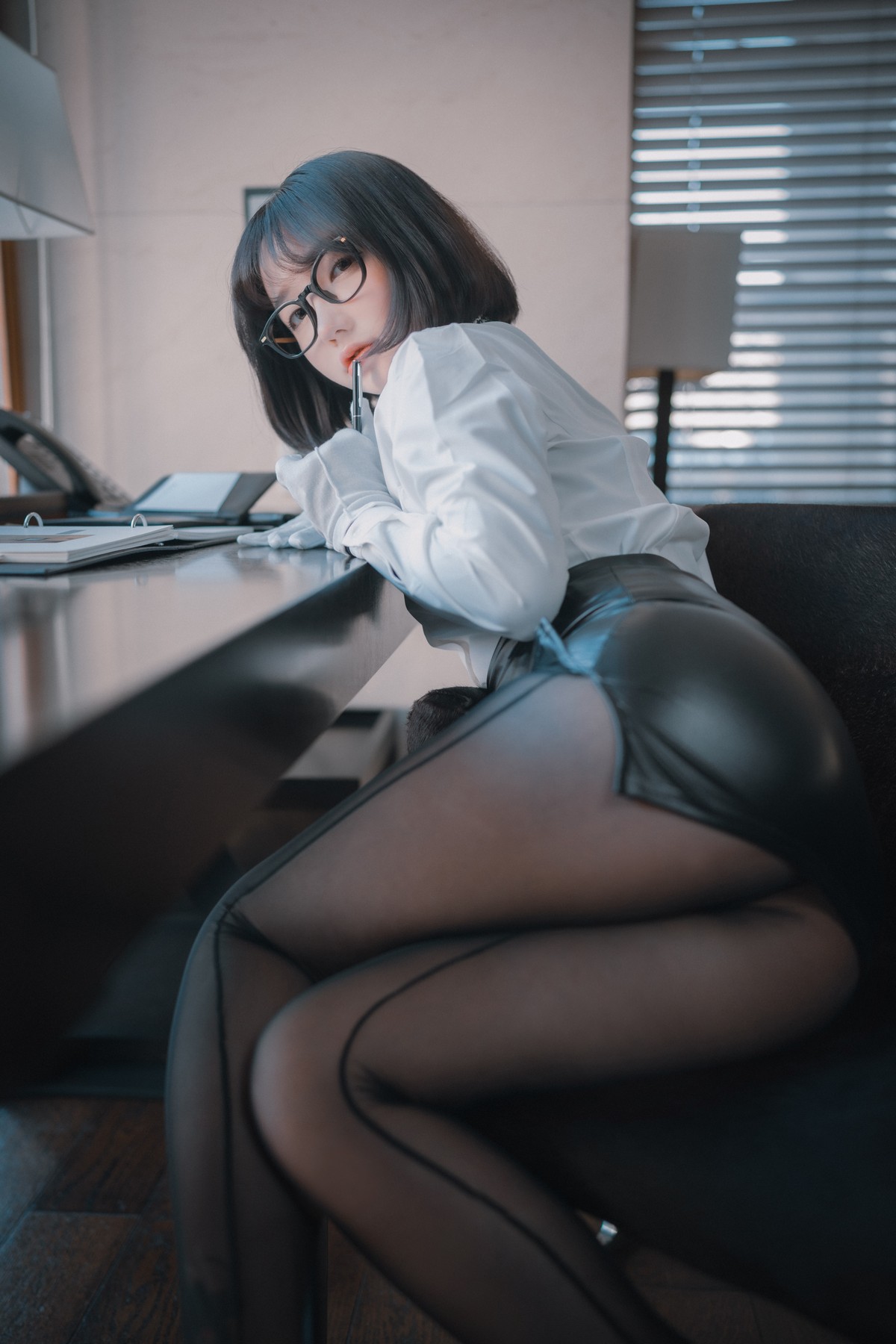 xgyw.top_[DJAWA]No.184_模特Yeeun_Naughty Supervisor主题白T配黑皮裙露超薄黑丝诱惑写真68P