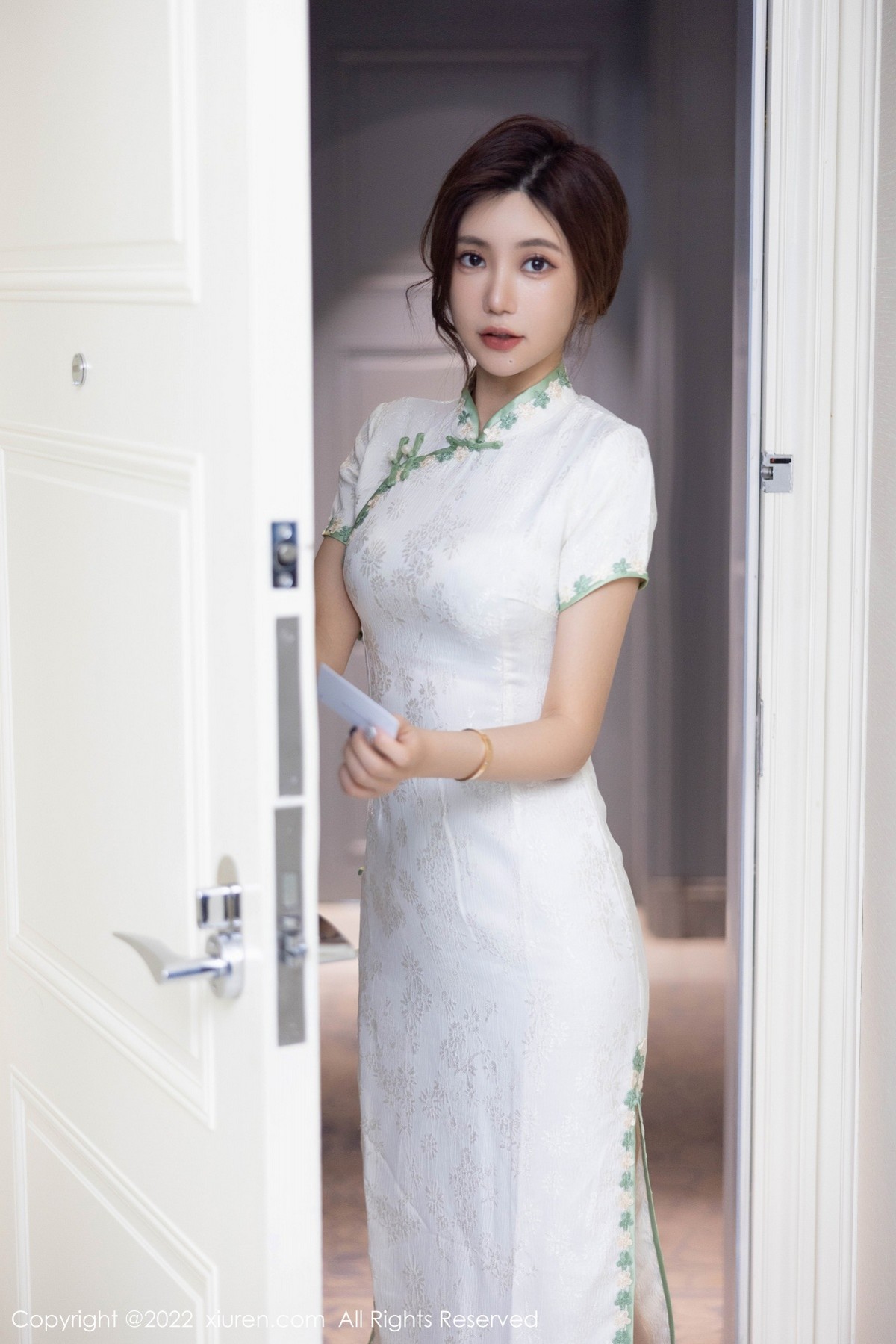 xgyw.top_XiuRen第5468期_女神绮里嘉海南心愿旅拍户外性感白色旗袍配原色丝袜诱惑写真92P