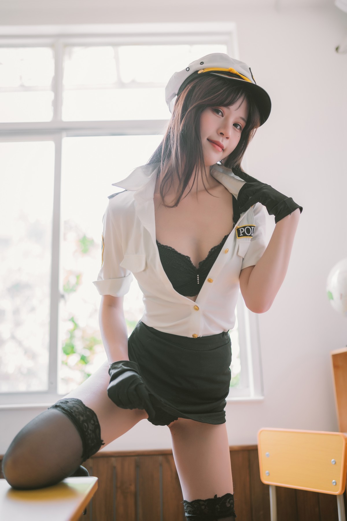 xgyw.top_Coser美女千反田鹿鹿日常女警主题私房性感制服配黑色蕾丝袜秀美腿诱惑写真33P