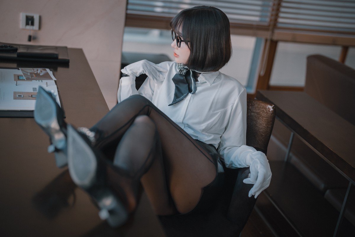 xgyw.top_[DJAWA]No.184_模特Yeeun_Naughty Supervisor主题白T配黑皮裙露超薄黑丝诱惑写真68P