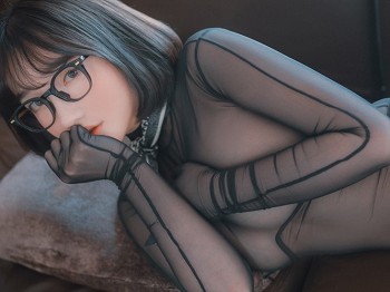 [DJAWA]No.184_车模Yeeun_Naughty Supervisor主题白T配黑皮裙露超薄黑色丝袜骚扰写真68P