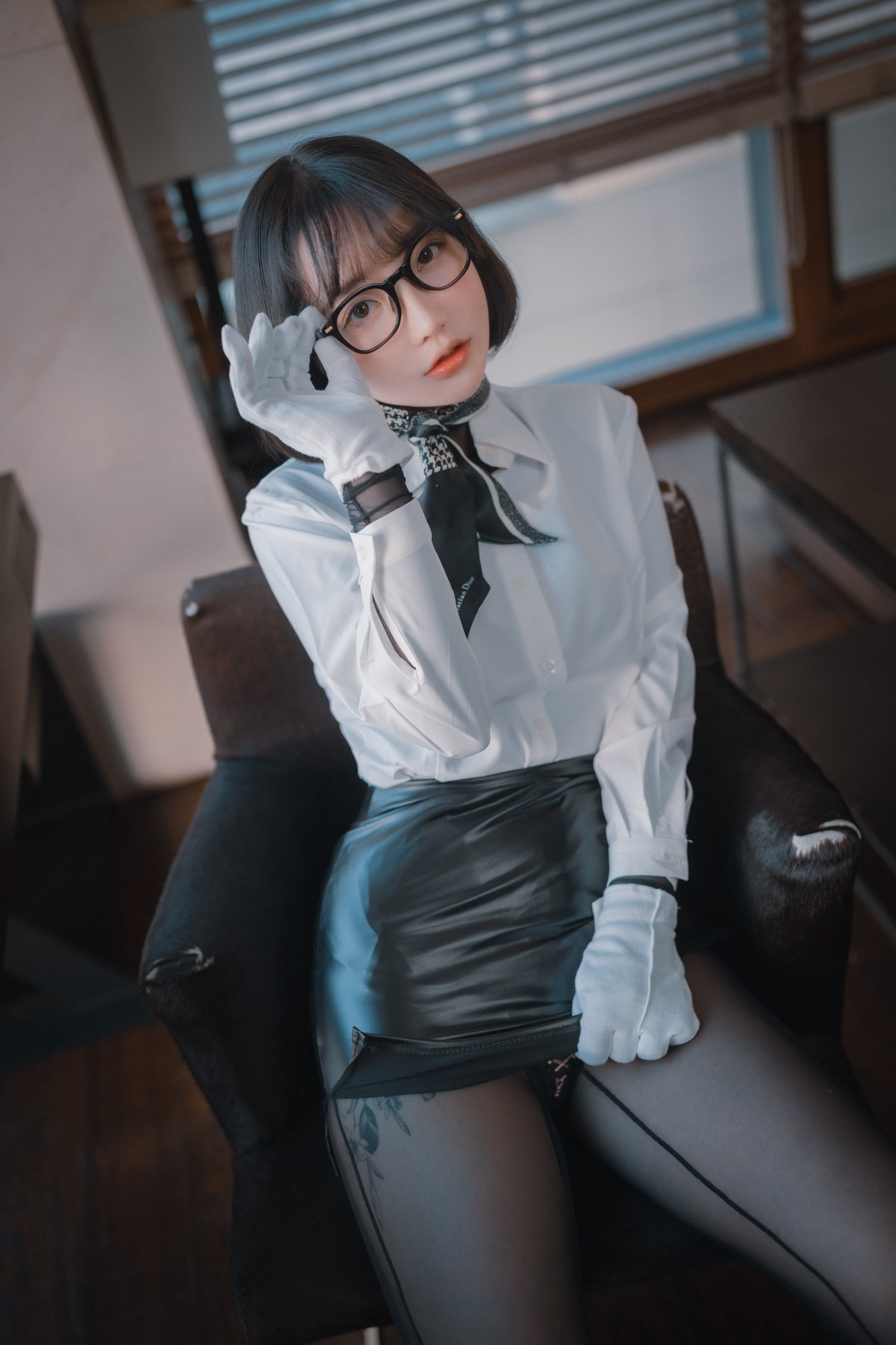 xgyw.top_[DJAWA]No.184_模特Yeeun_Naughty Supervisor主题白T配黑皮裙露超薄黑丝诱惑写真68P