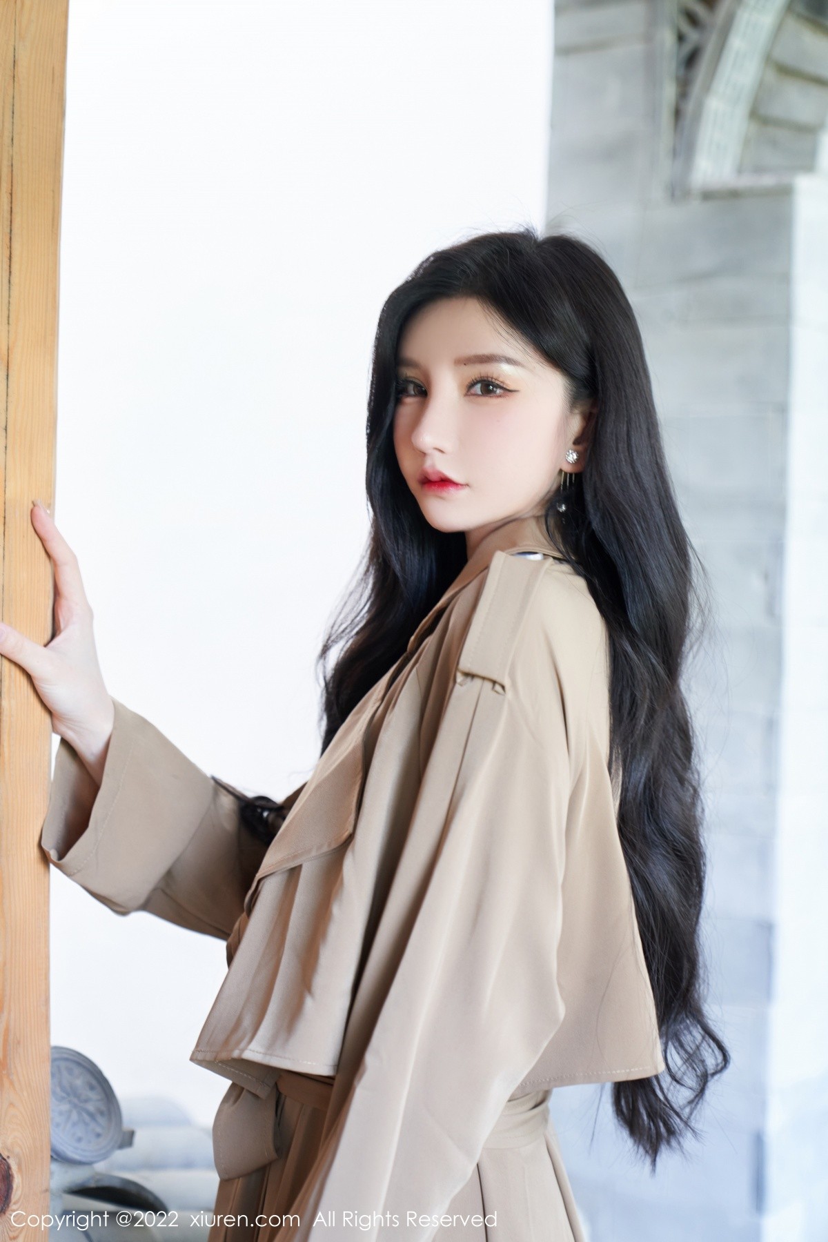 xgyw.top_XiuRen第5469期_女神周于希Sally脱杏色风衣露黑色蕾丝内衣配蕾丝吊袜诱惑写真75P