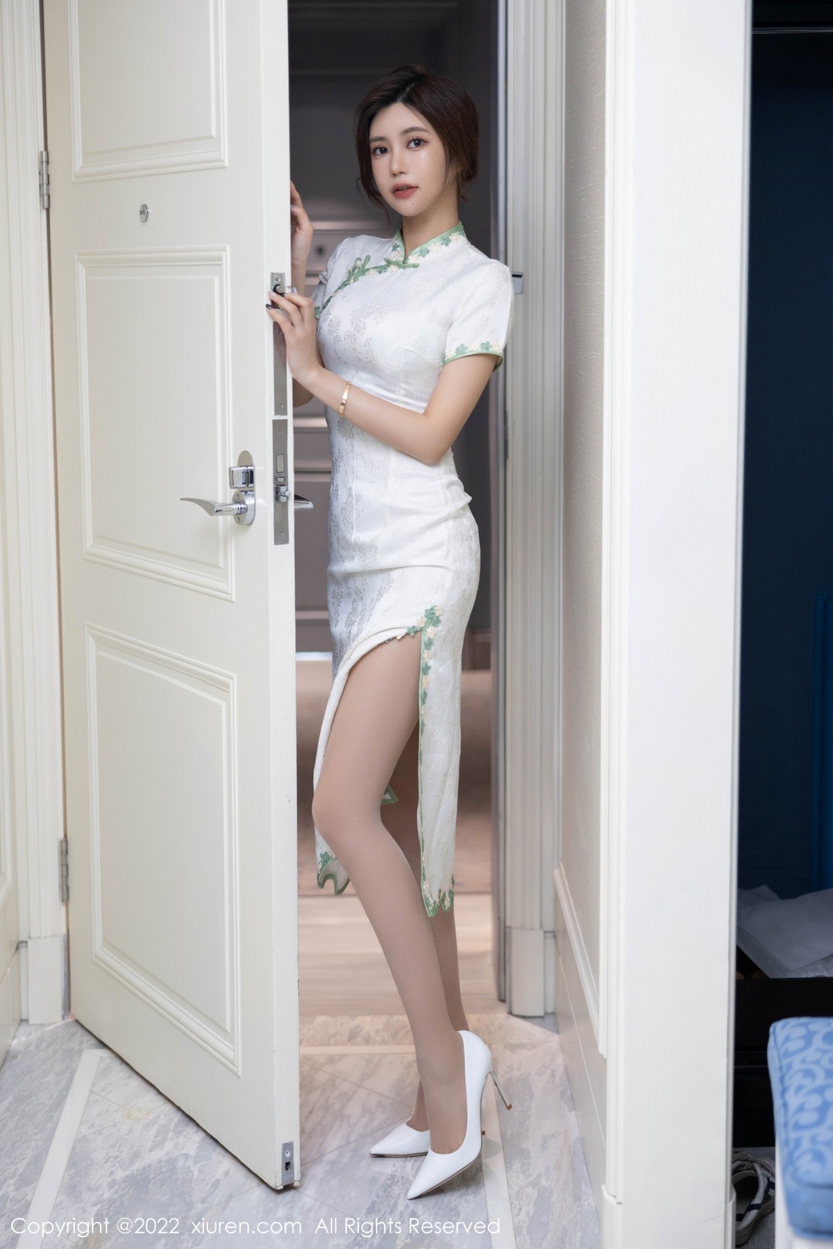 xgyw.top_XiuRen第5468期_女神绮里嘉海南心愿旅拍户外性感白色旗袍配原色丝袜诱惑写真92P