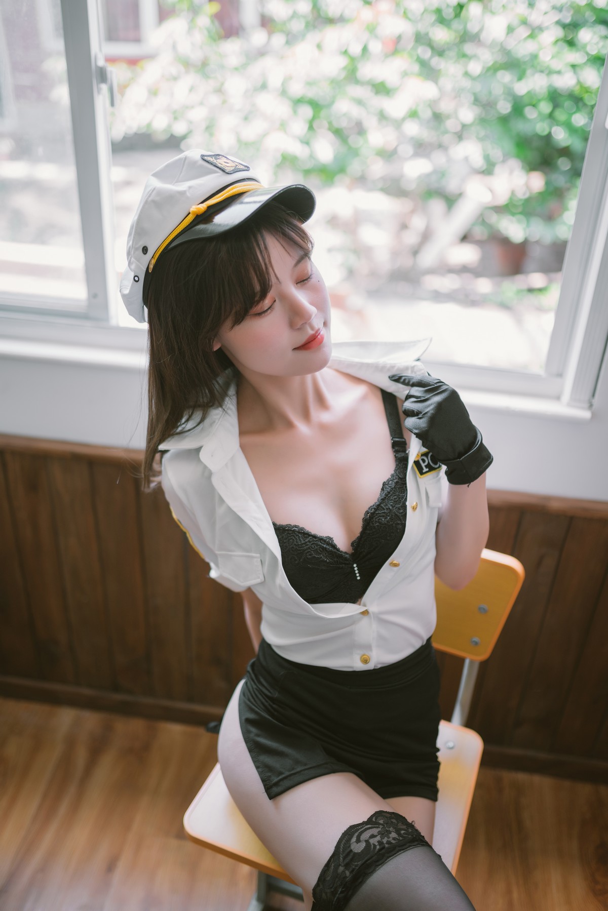 xgyw.top_Coser美女千反田鹿鹿日常女警主题私房性感制服配黑色蕾丝袜秀美腿诱惑写真33P