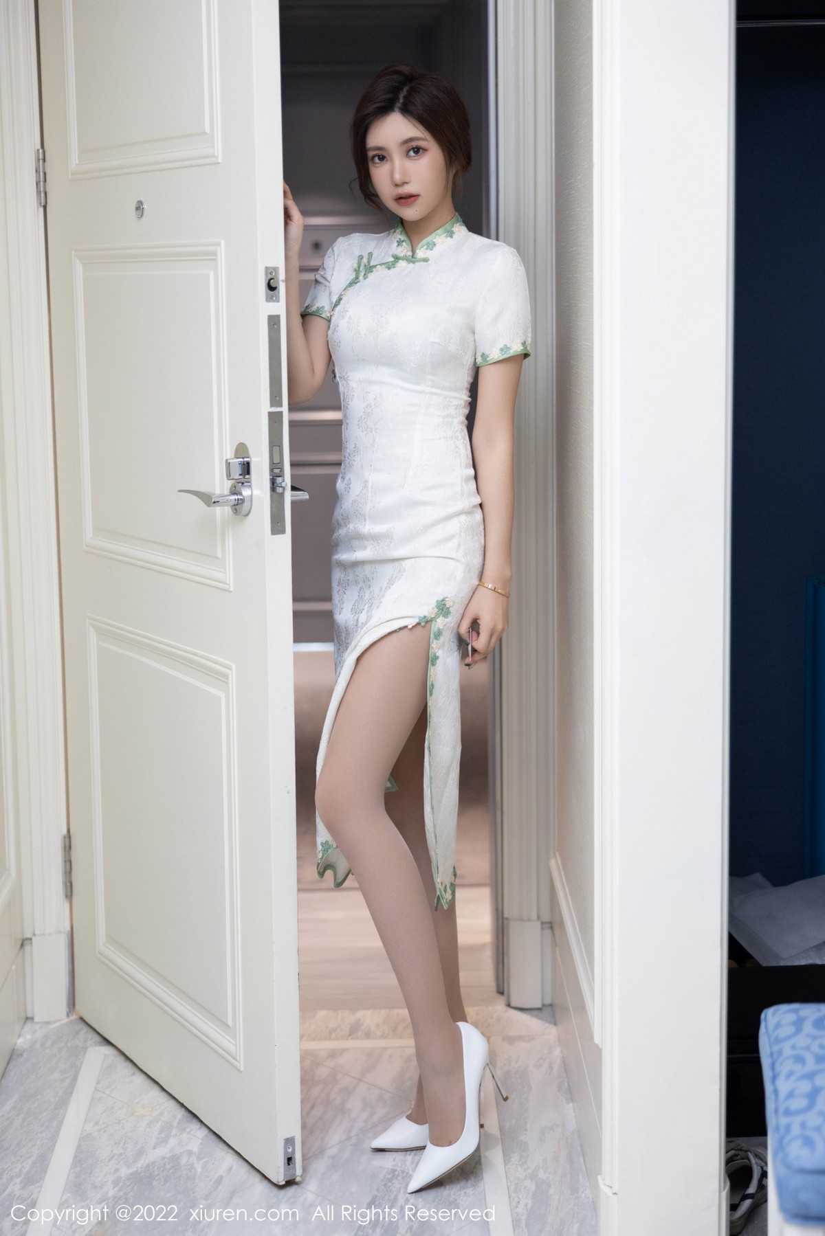 xgyw.top_XiuRen第5468期_女神绮里嘉海南心愿旅拍户外性感白色旗袍配原色丝袜诱惑写真92P