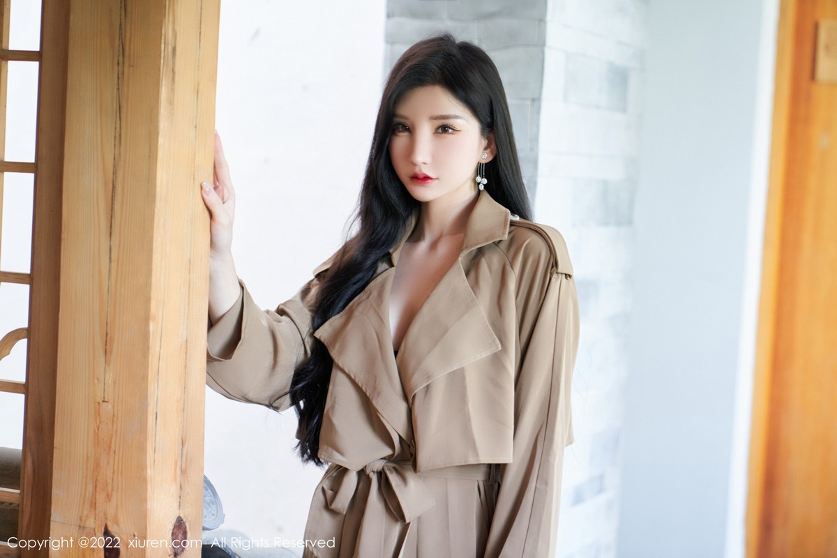 xgyw.top_XiuRen第5469期_女神周于希Sally脱杏色风衣露黑色蕾丝内衣配蕾丝吊袜诱惑写真75P