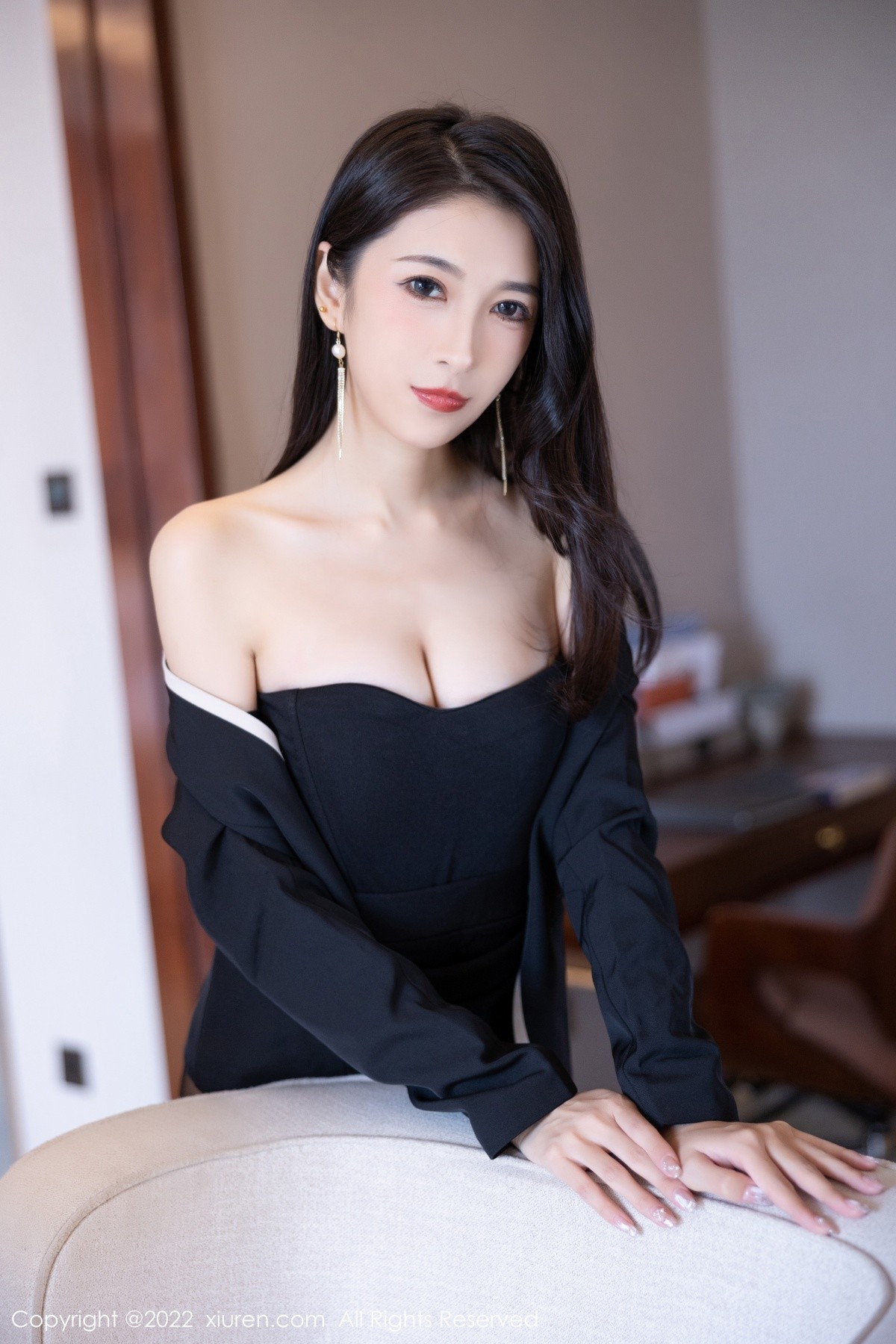 xgyw.top_XiuRen第5473期_模特林乐一私房性感黑色套装半脱露超薄无内黑丝极致魅惑写真84P