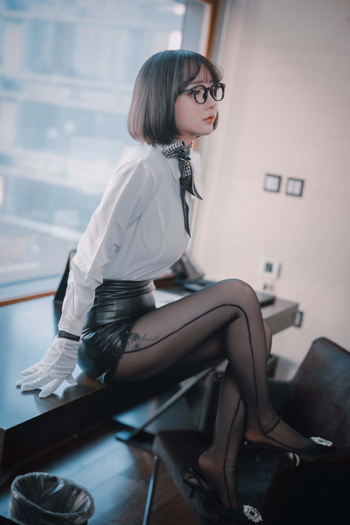 xgyw.top_[DJAWA]No.184_模特Yeeun_Naughty Supervisor主题白T配黑皮裙露超薄黑丝诱惑写真68P