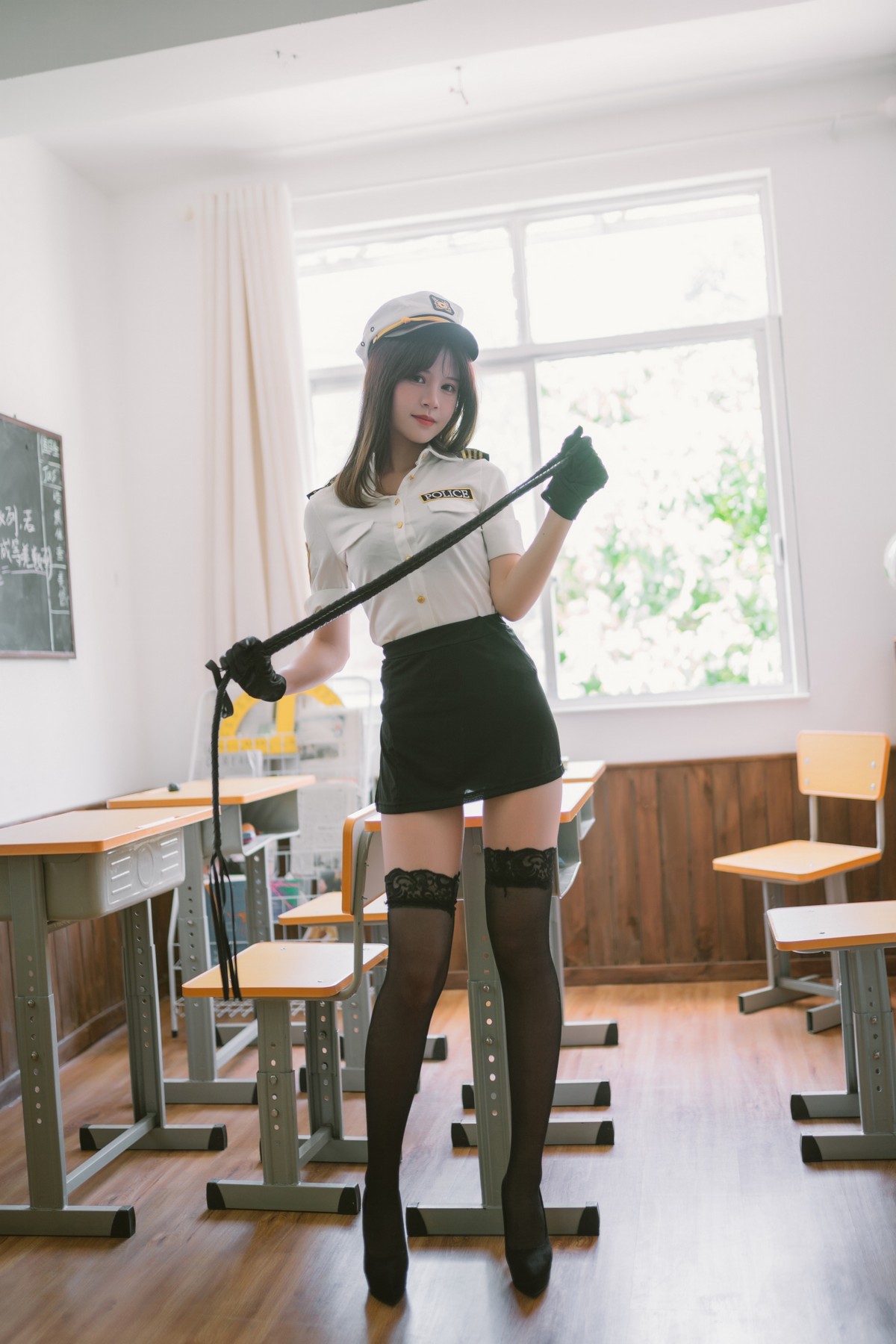 xgyw.top_Coser美女千反田鹿鹿日常女警主题私房性感制服配黑色蕾丝袜秀美腿诱惑写真33P