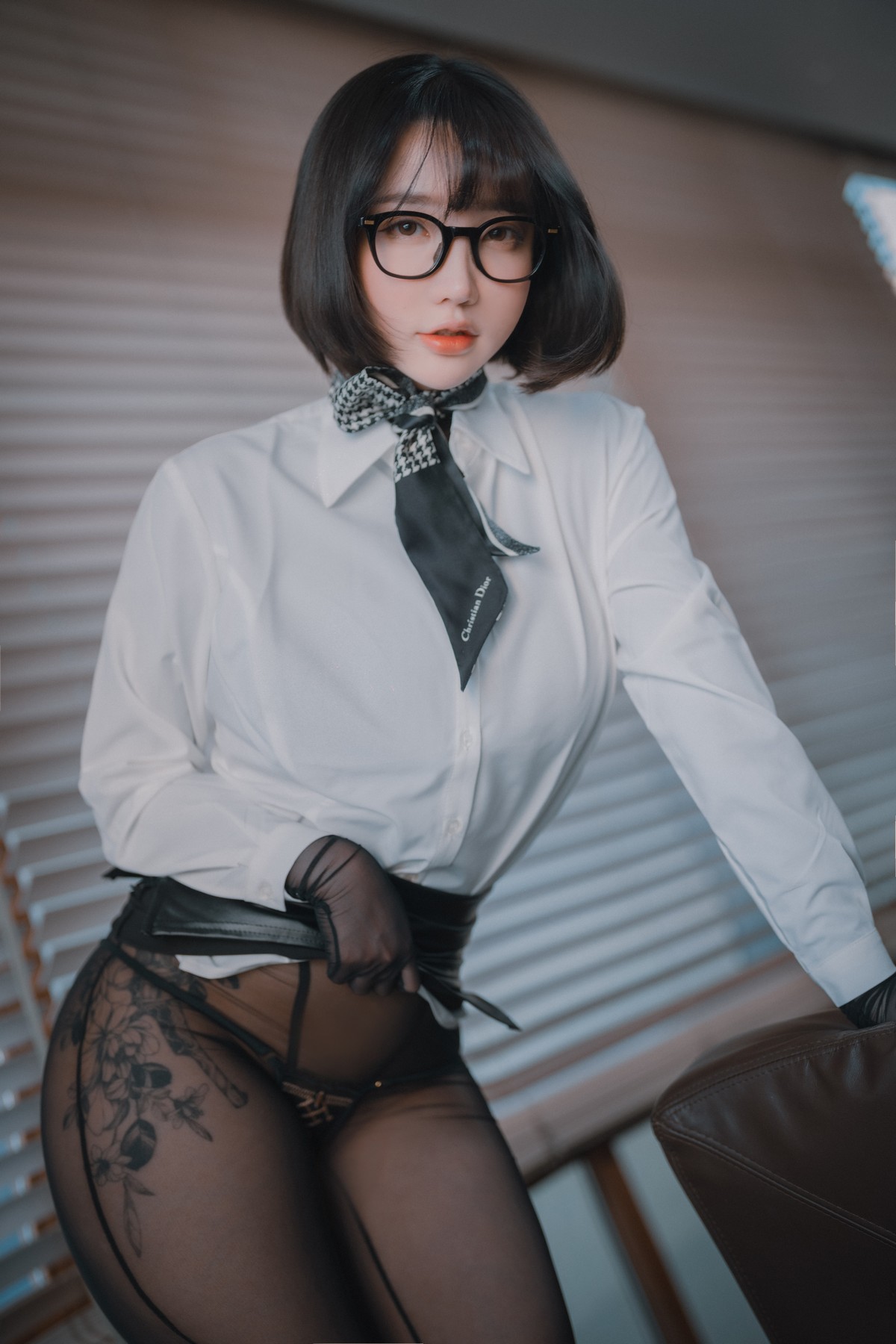 xgyw.top_[DJAWA]No.184_模特Yeeun_Naughty Supervisor主题白T配黑皮裙露超薄黑丝诱惑写真68P