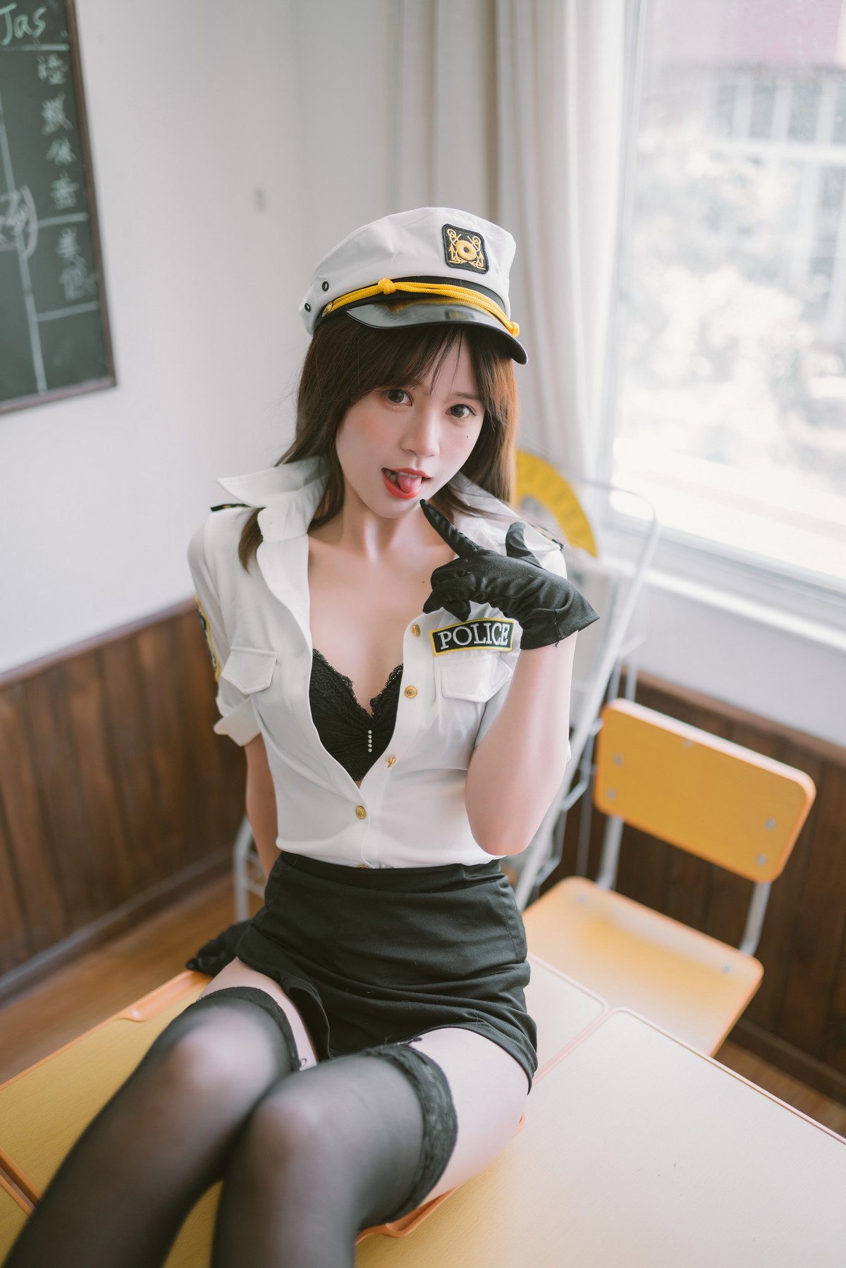 xgyw.top_Coser美女千反田鹿鹿日常女警主题私房性感制服配黑色蕾丝袜秀美腿诱惑写真33P
