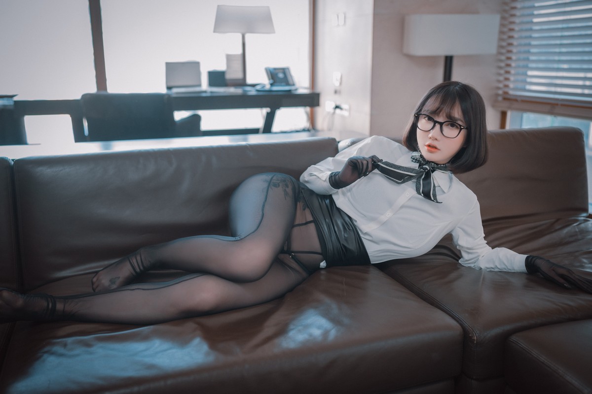 xgyw.top_[DJAWA]No.184_模特Yeeun_Naughty Supervisor主题白T配黑皮裙露超薄黑丝诱惑写真68P
