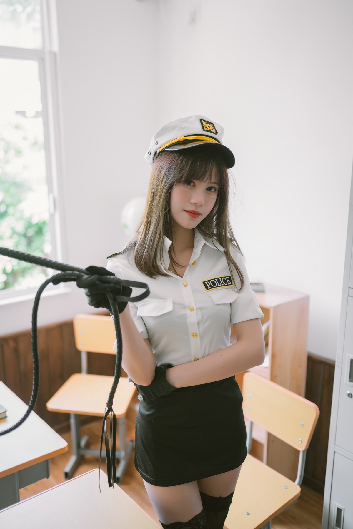 xgyw.top_Coser美女千反田鹿鹿日常女警主题私房性感制服配黑色蕾丝袜秀美腿诱惑写真33P
