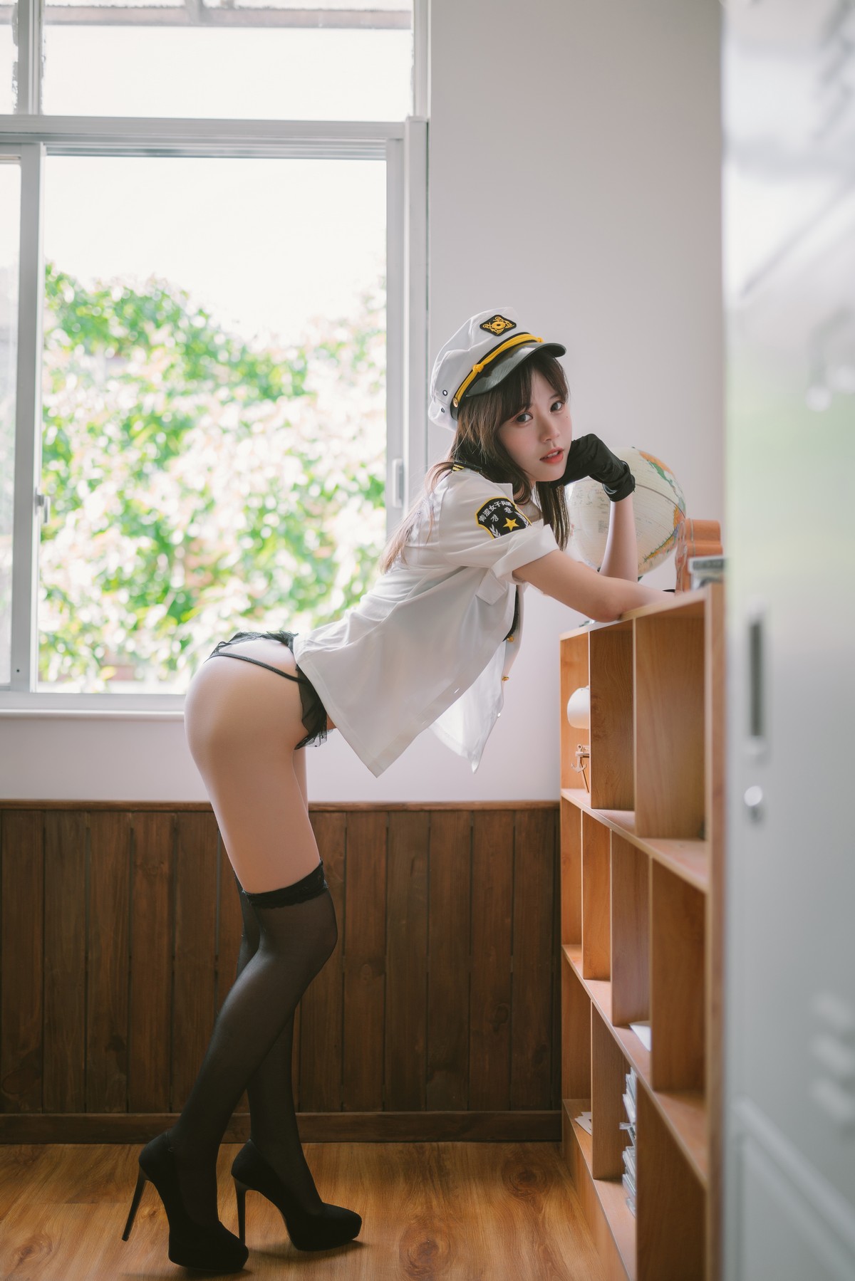 xgyw.top_Coser美女千反田鹿鹿日常女警主题私房性感制服配黑色蕾丝袜秀美腿诱惑写真33P