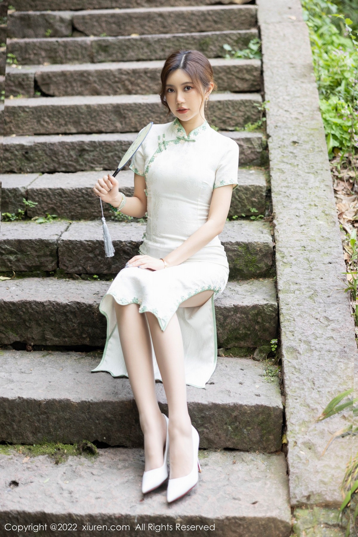 xgyw.top_XiuRen第5468期_女神绮里嘉海南心愿旅拍户外性感白色旗袍配原色丝袜诱惑写真92P