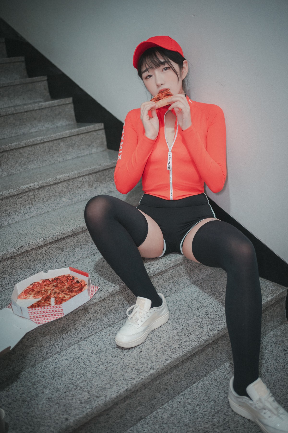 xgyw.top_[DJAWA]No.185_模特Sonson_Pizza Girl主题私房脱红色运动服露白色蕾丝内衣诱惑写真71P