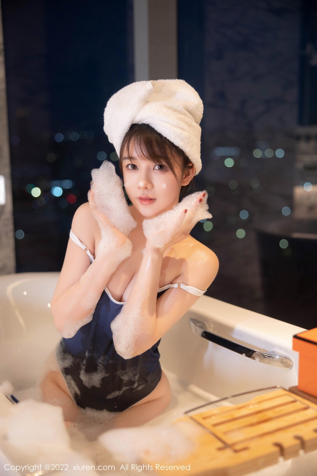 xgyw.top_XiuRen第5477期_模特婠婠么私房浴缸性感深蓝色比基尼湿身泡泡浴撩人诱惑写真76P