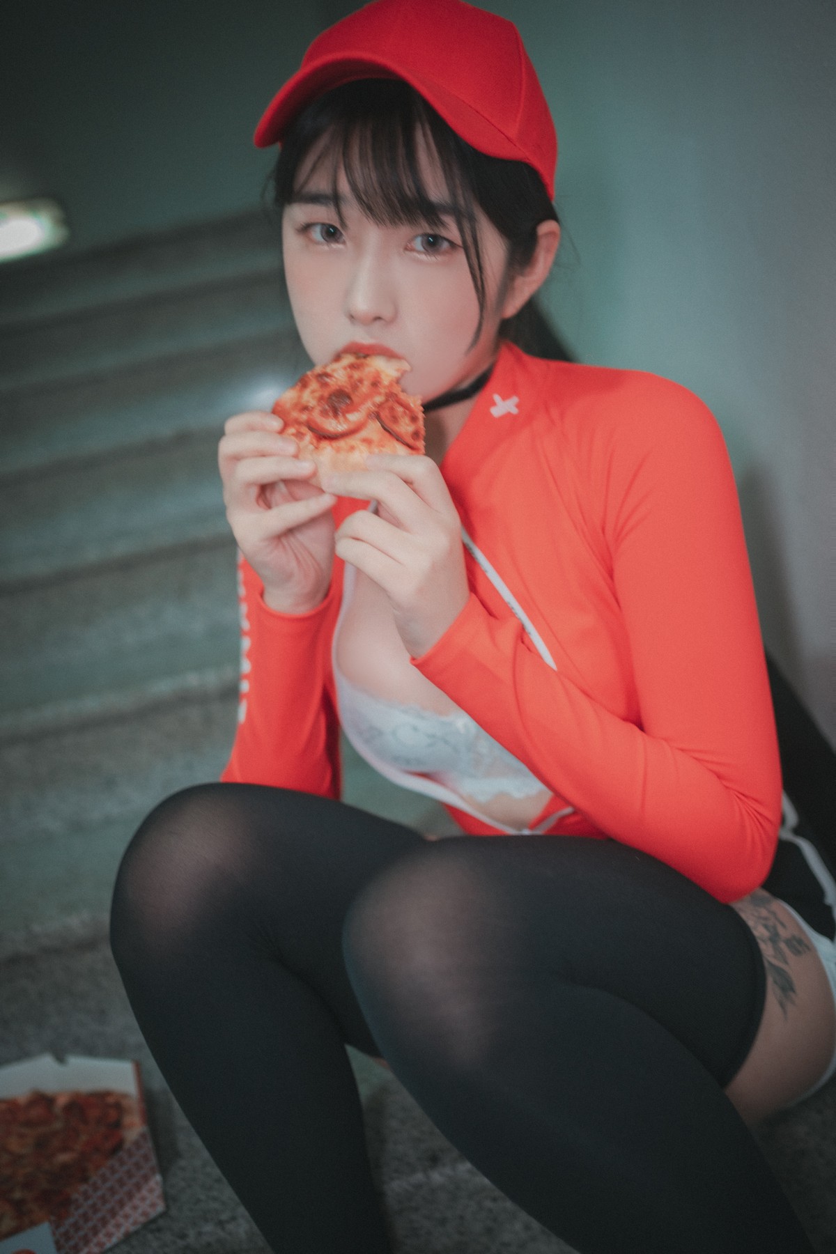 xgyw.top_[DJAWA]No.185_模特Sonson_Pizza Girl主题私房脱红色运动服露白色蕾丝内衣诱惑写真71P