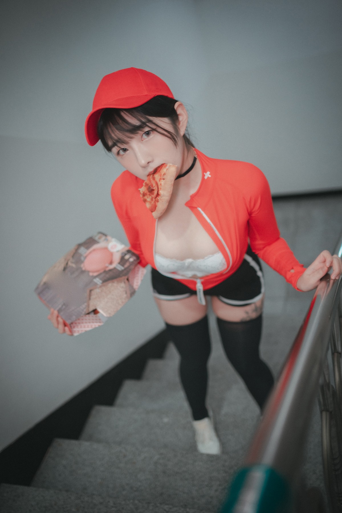 xgyw.top_[DJAWA]No.185_模特Sonson_Pizza Girl主题私房脱红色运动服露白色蕾丝内衣诱惑写真71P