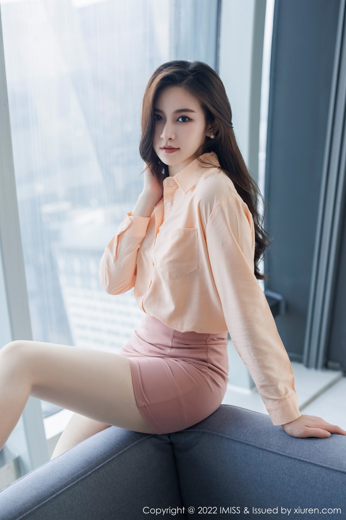 xgyw.top_[IMISS爱蜜社]Vol.694_气质美女Vanessa淡橙色上衣配短裙半脱露蕾丝内衣诱惑写真64P