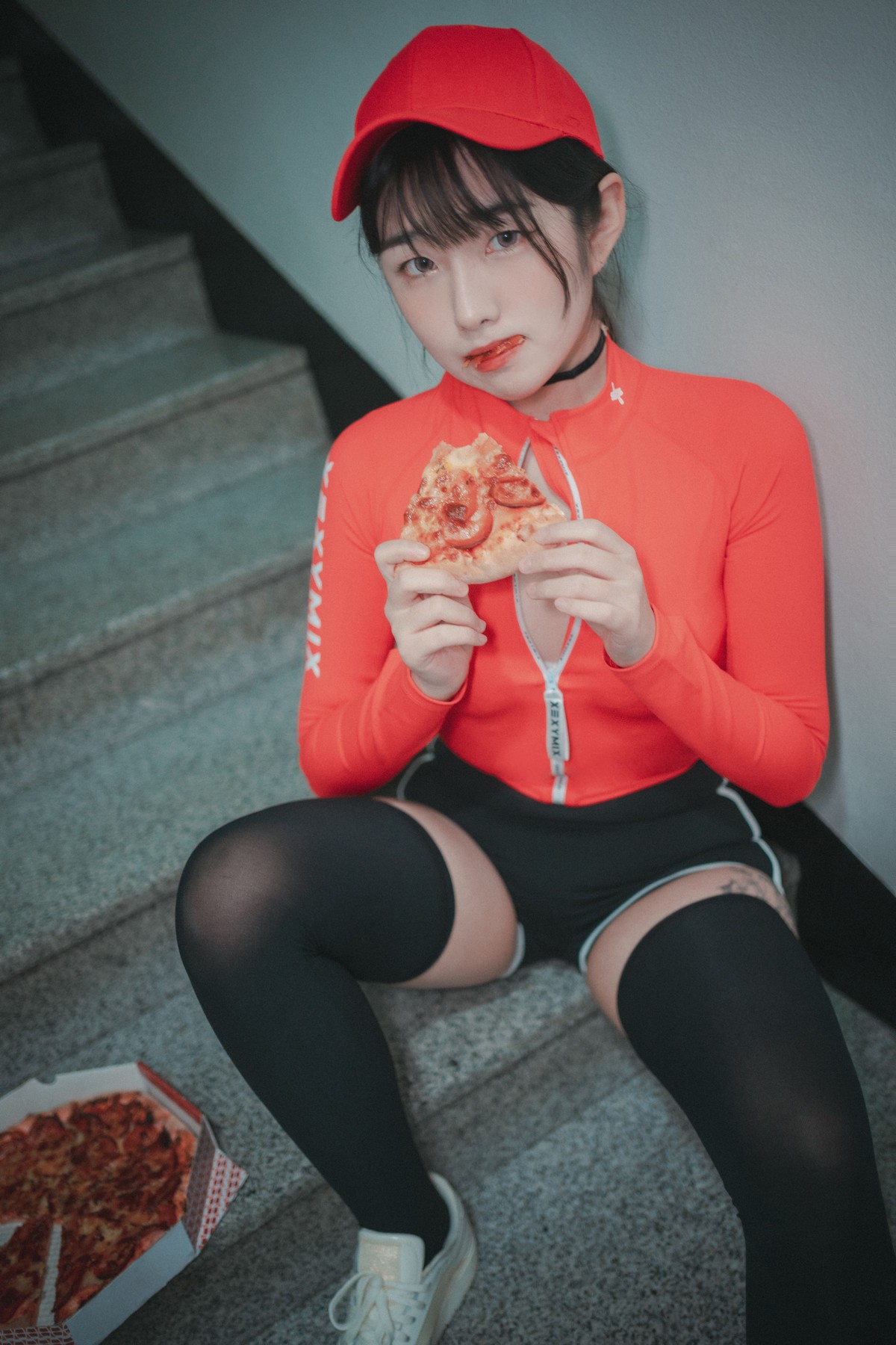 xgyw.top_[DJAWA]No.185_模特Sonson_Pizza Girl主题私房脱红色运动服露白色蕾丝内衣诱惑写真71P
