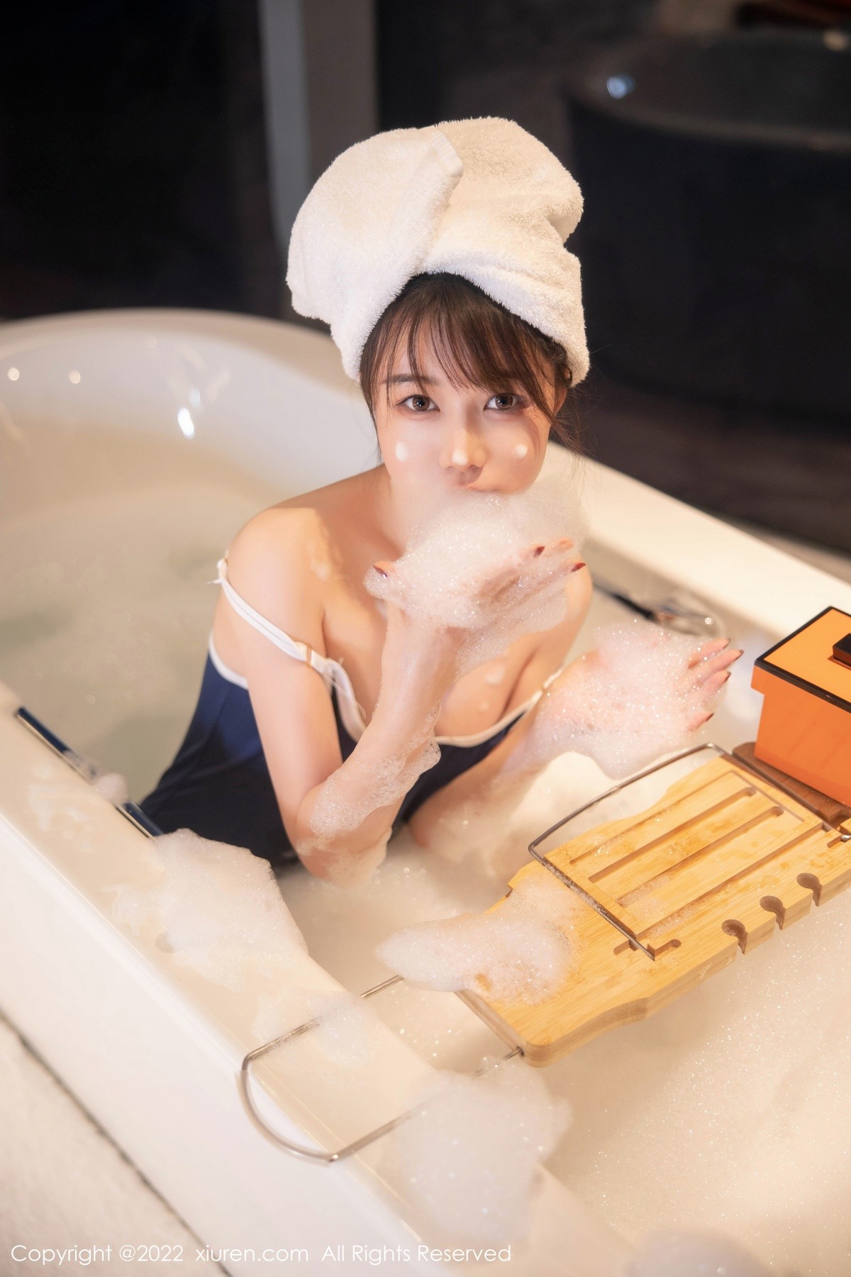 xgyw.top_XiuRen第5477期_模特婠婠么私房浴缸性感深蓝色比基尼湿身泡泡浴撩人诱惑写真76P