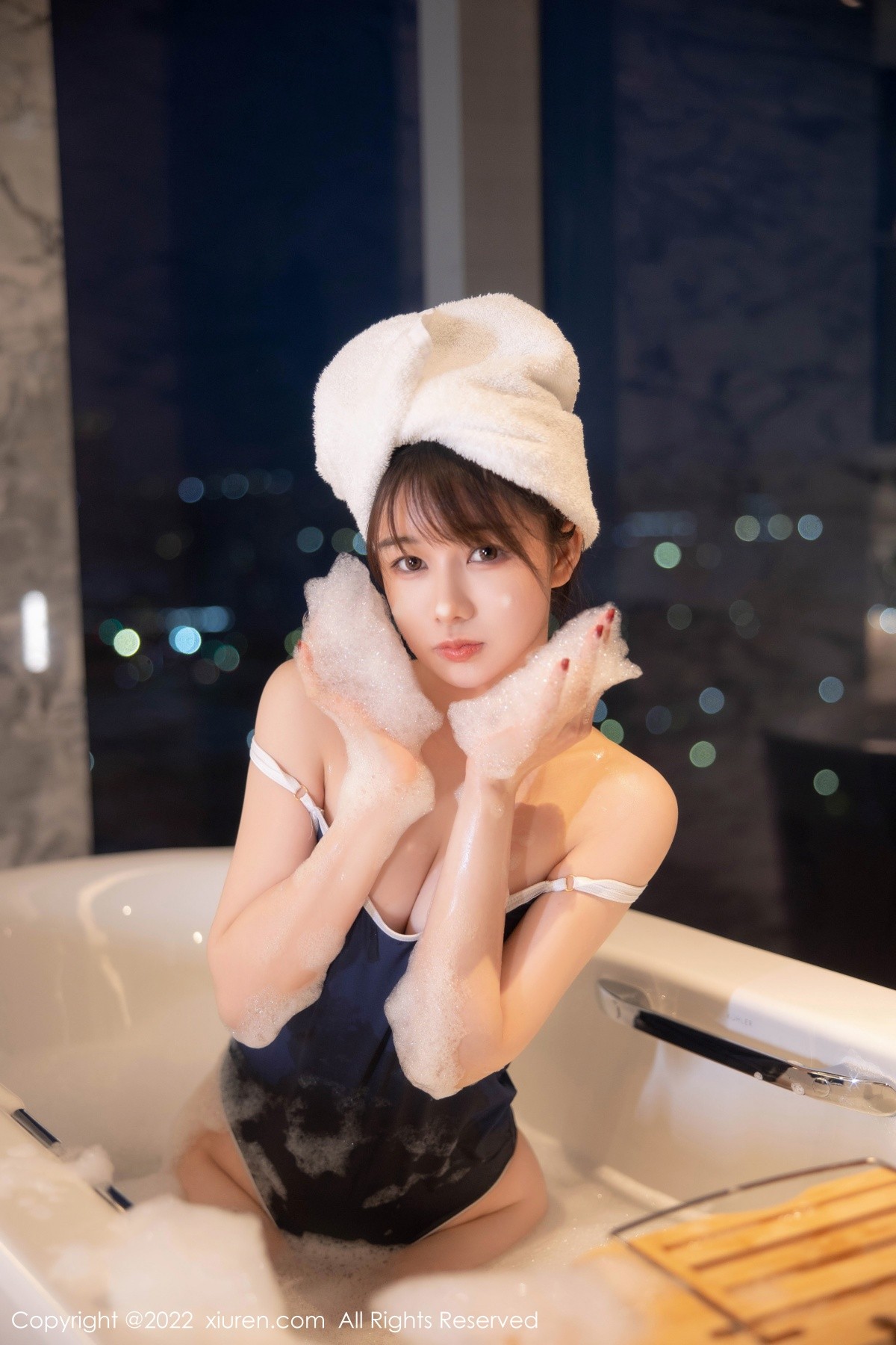 xgyw.top_XiuRen第5477期_模特婠婠么私房浴缸性感深蓝色比基尼湿身泡泡浴撩人诱惑写真76P