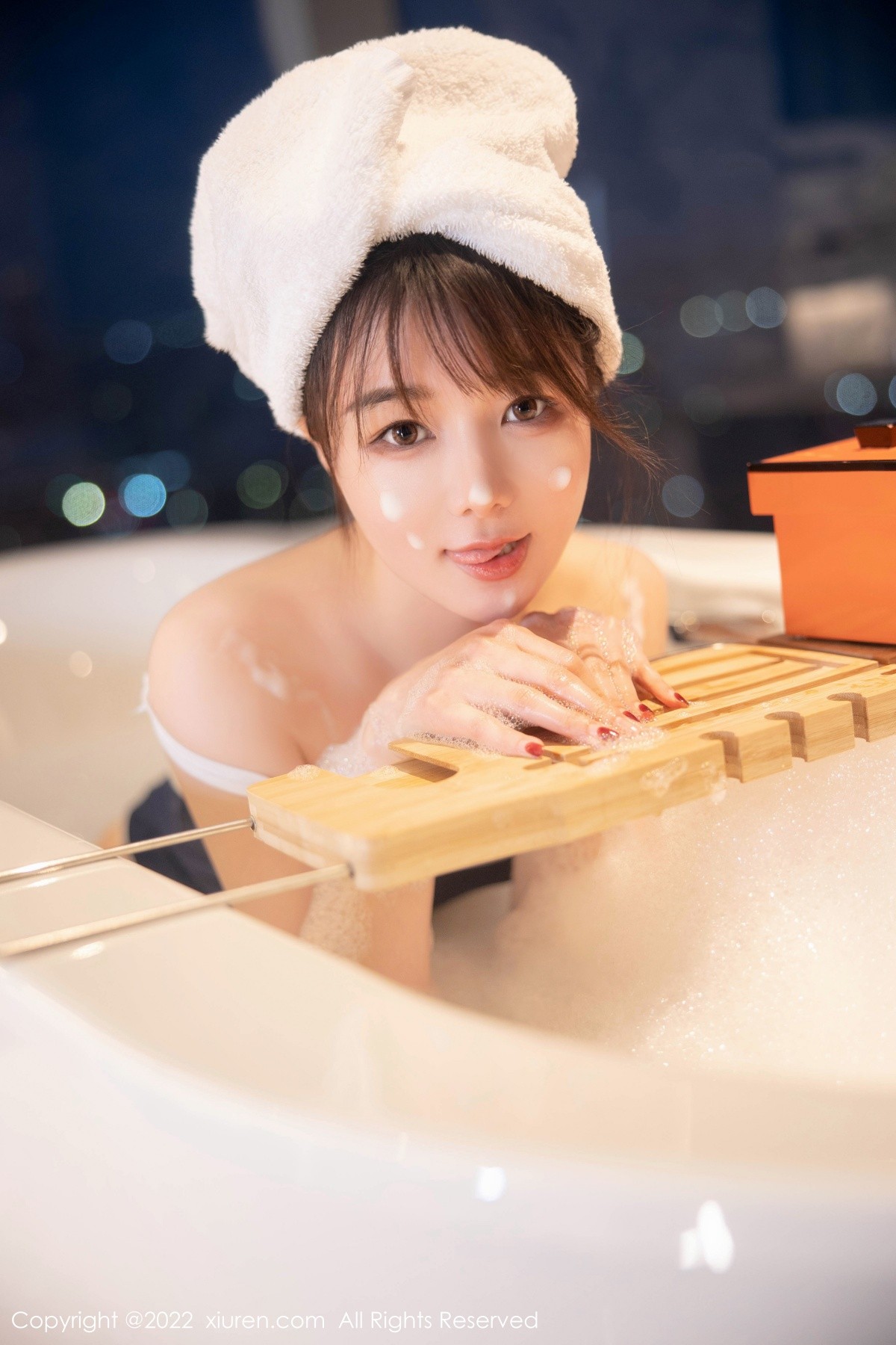 xgyw.top_XiuRen第5477期_模特婠婠么私房浴缸性感深蓝色比基尼湿身泡泡浴撩人诱惑写真76P