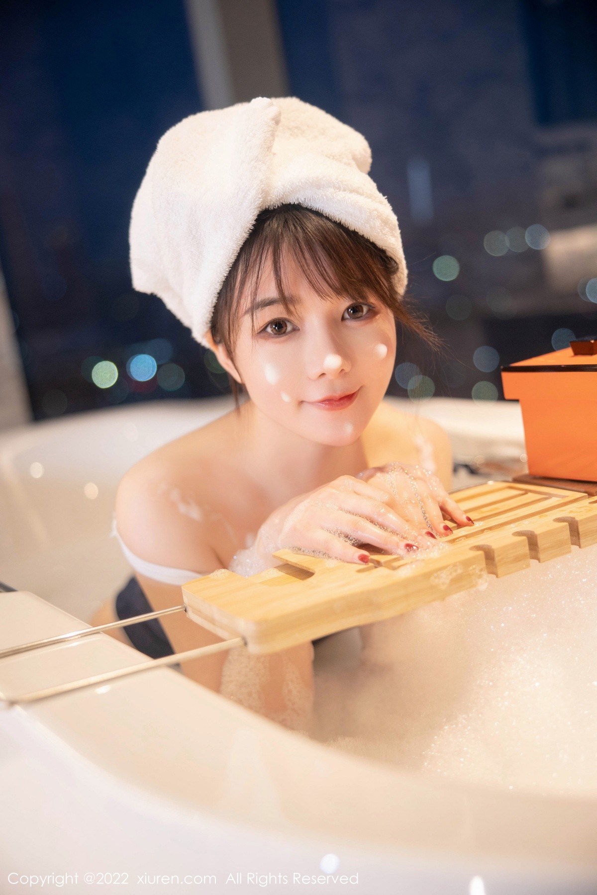 xgyw.top_XiuRen第5477期_模特婠婠么私房浴缸性感深蓝色比基尼湿身泡泡浴撩人诱惑写真76P