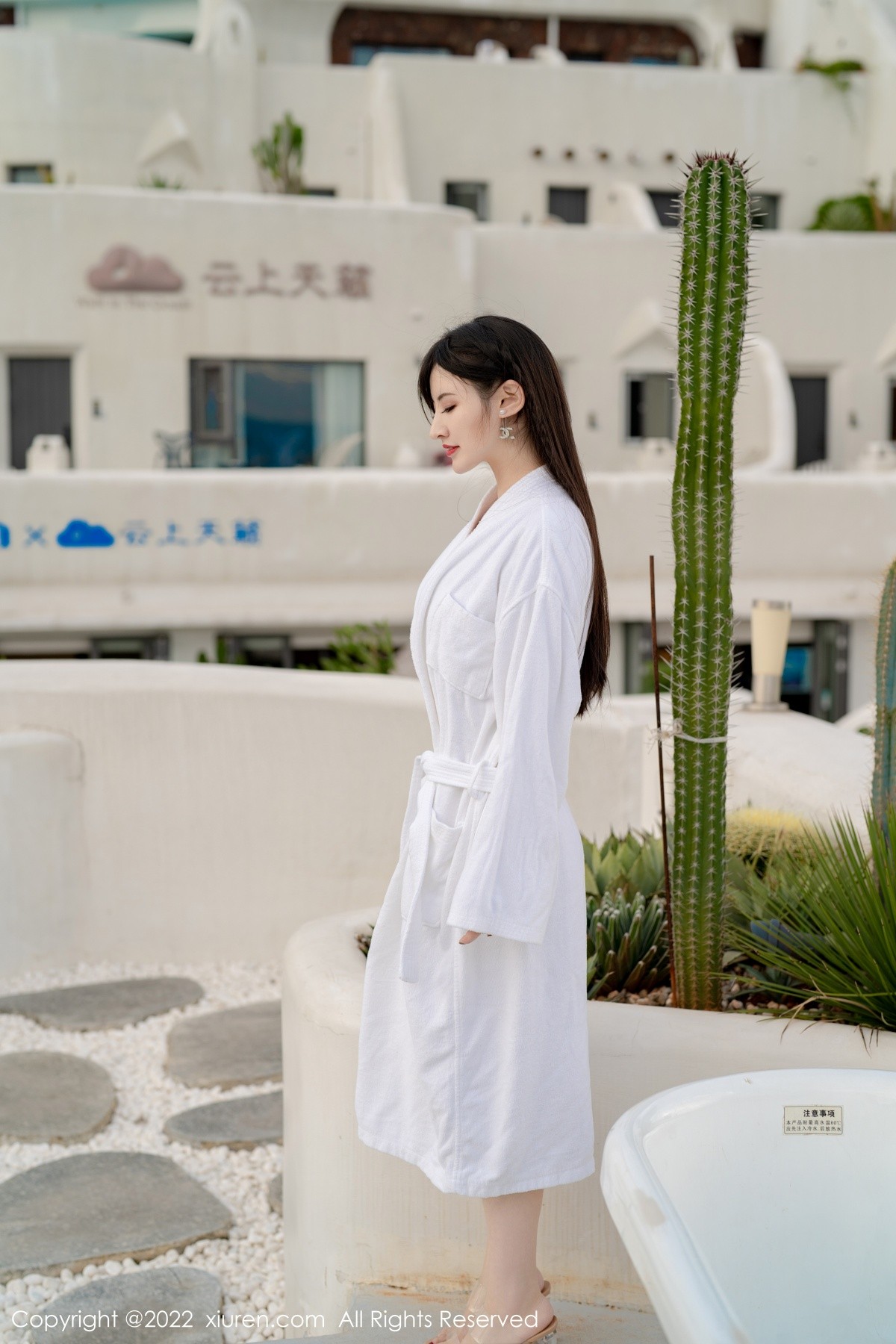 xgyw.top_XiuRen第5476期_模特诗诗kiki大理旅拍户外性感白色比基尼秀惹火身材诱惑写真55P