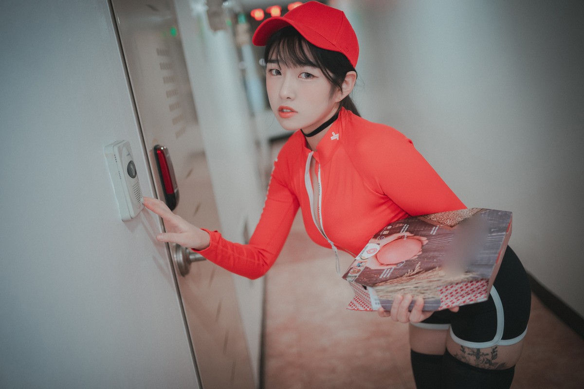 xgyw.top_[DJAWA]No.185_模特Sonson_Pizza Girl主题私房脱红色运动服露白色蕾丝内衣诱惑写真71P