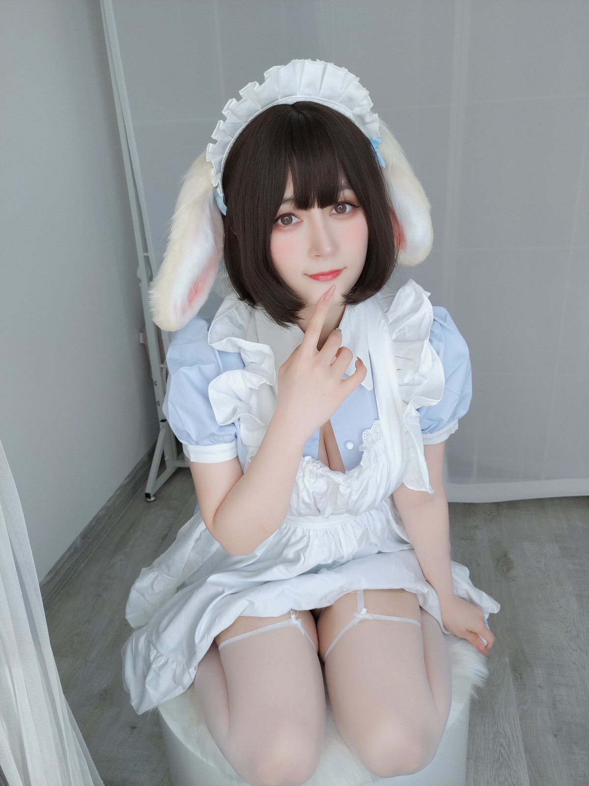 xgyw.top_Coser小姐姐白银兔耳女仆主题私房性感女仆装配白色蕾丝袜秀翘臀诱惑写真148P