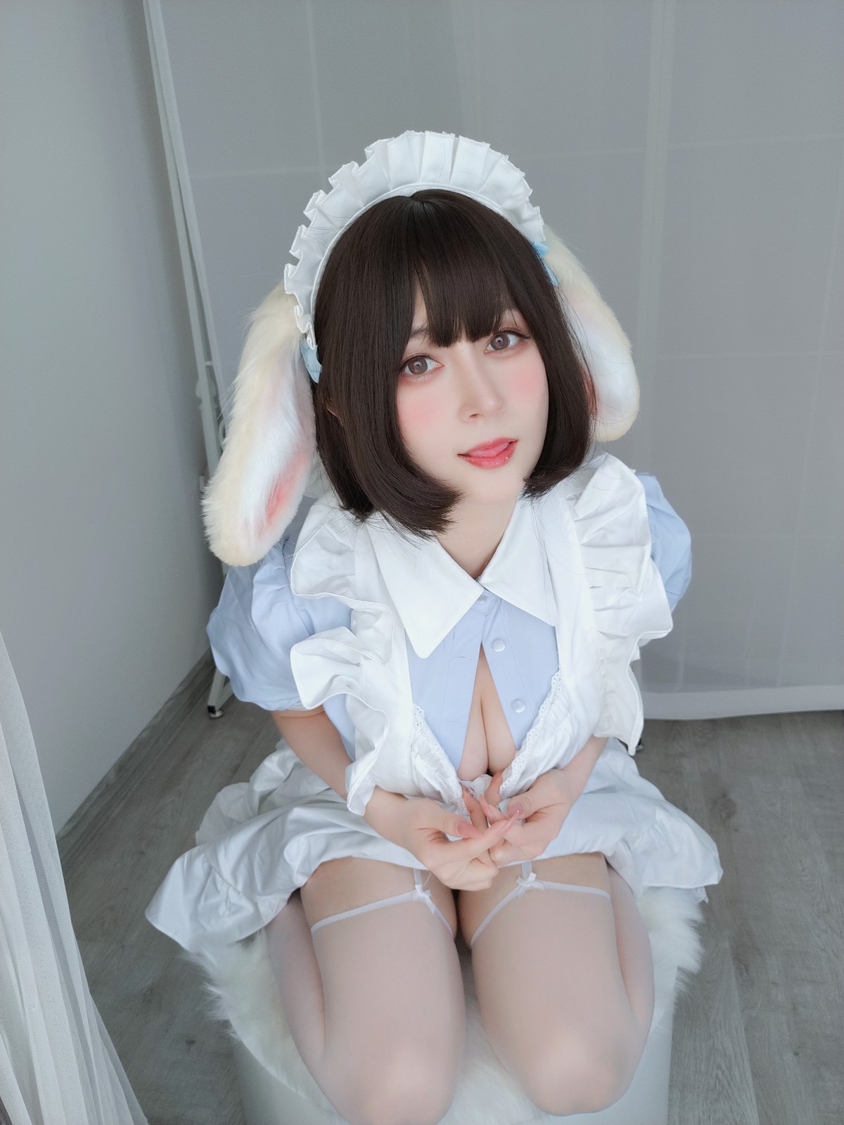 xgyw.top_Coser小姐姐白银兔耳女仆主题私房性感女仆装配白色蕾丝袜秀翘臀诱惑写真148P