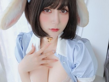 Coser大姐姐白银兔耳女佣主题私人性感女佣装配白色蕾丝袜秀蜜桃臀骚扰写真148P