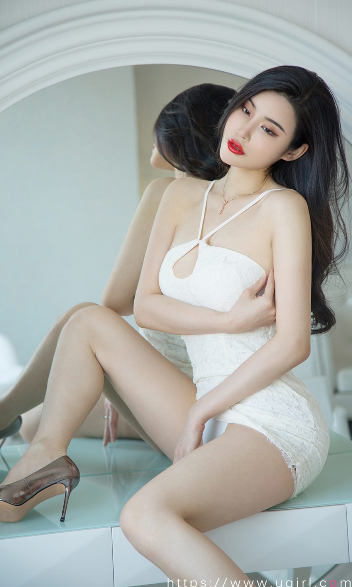 xgyw.top_[Ugirls爱尤物]No.2404_模特林诺晗私房性感白色吊带连身短裙秀翘臀美腿诱惑写真35P