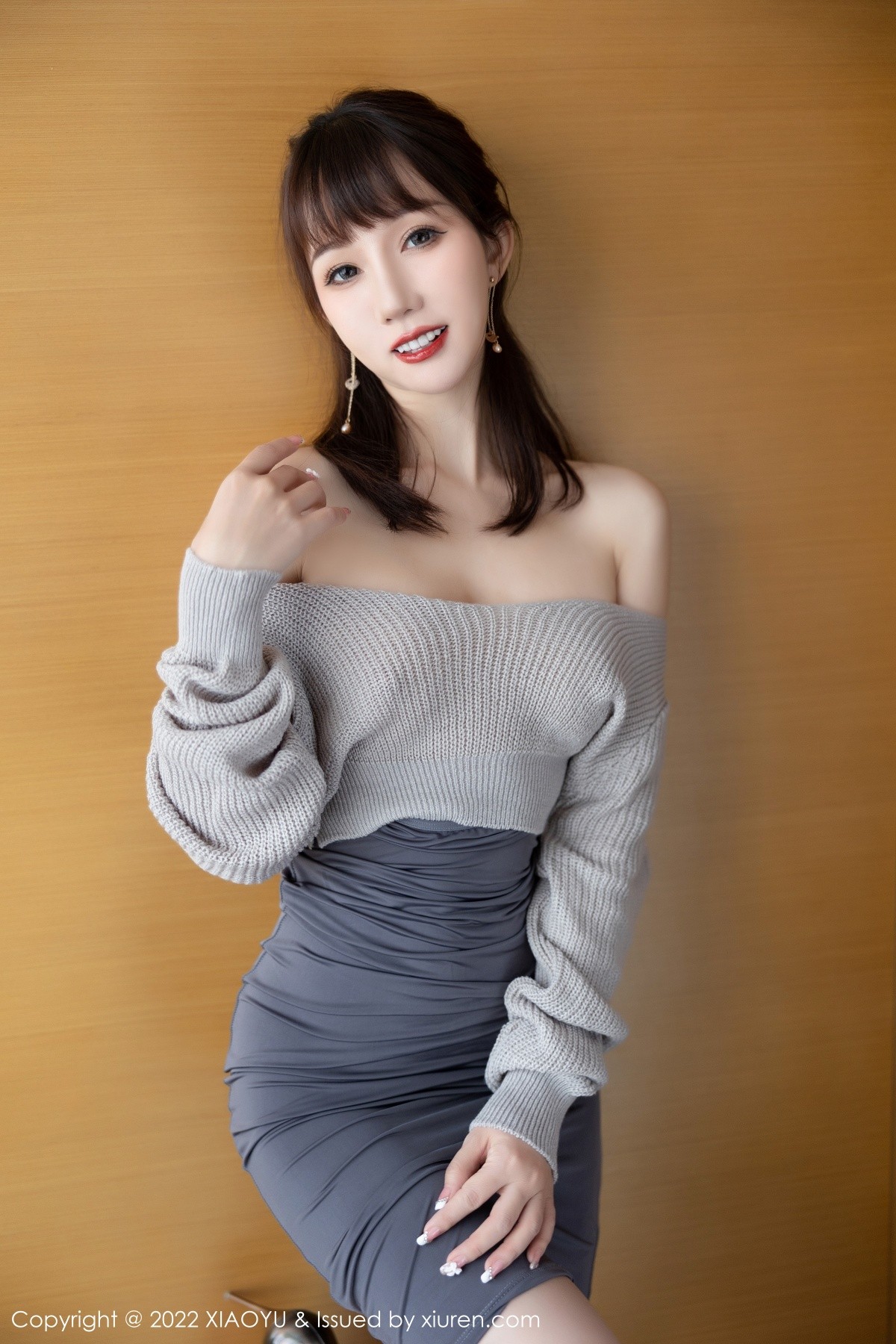 xgyw.top_[XiaoYu画语界]Vol.849_模特波巧酱淡灰色上衣配灰色长裙原色丝袜半撩秀翘臀诱惑写真75P