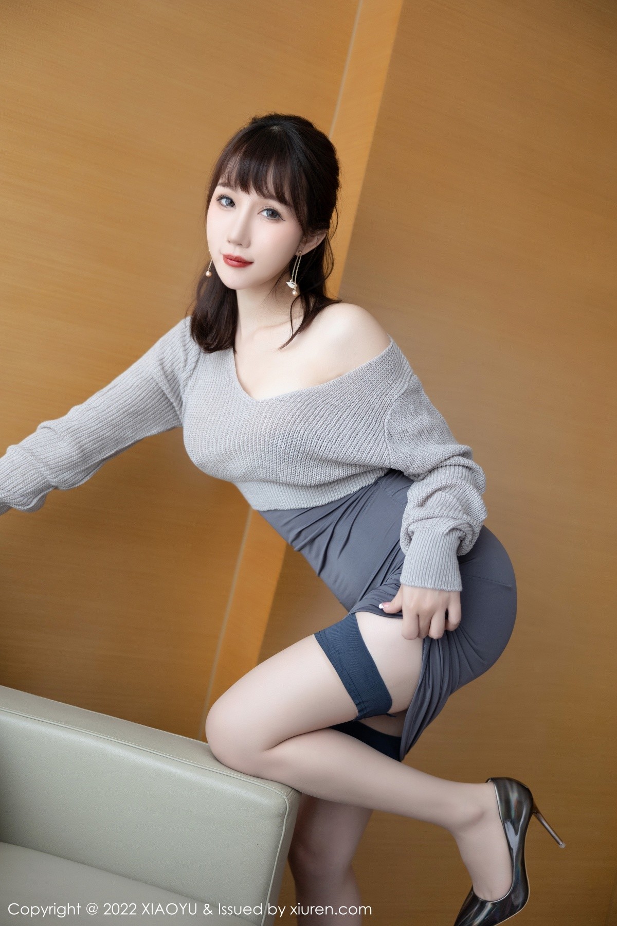 xgyw.top_[XiaoYu画语界]Vol.849_模特波巧酱淡灰色上衣配灰色长裙原色丝袜半撩秀翘臀诱惑写真75P